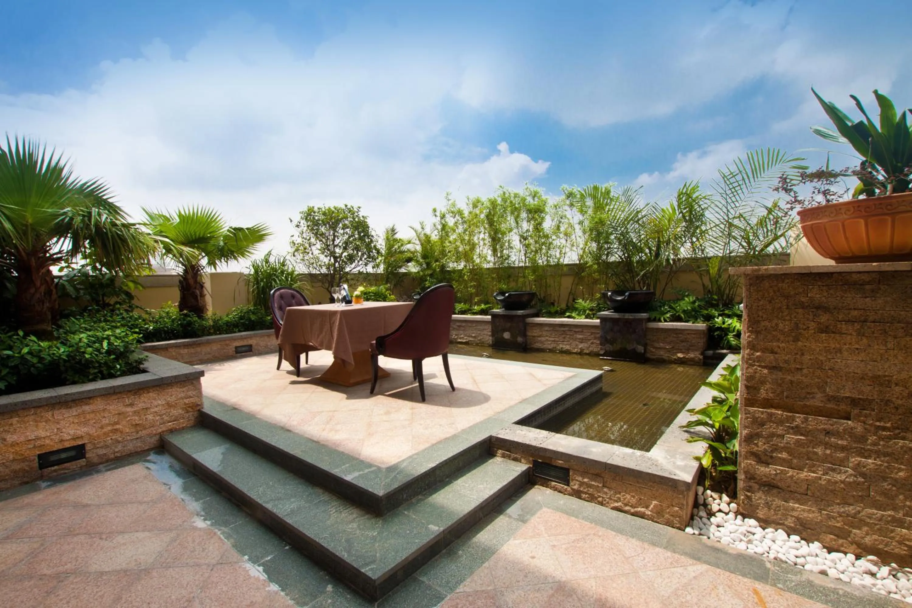 Restaurant/places to eat in Elong Me Hotel