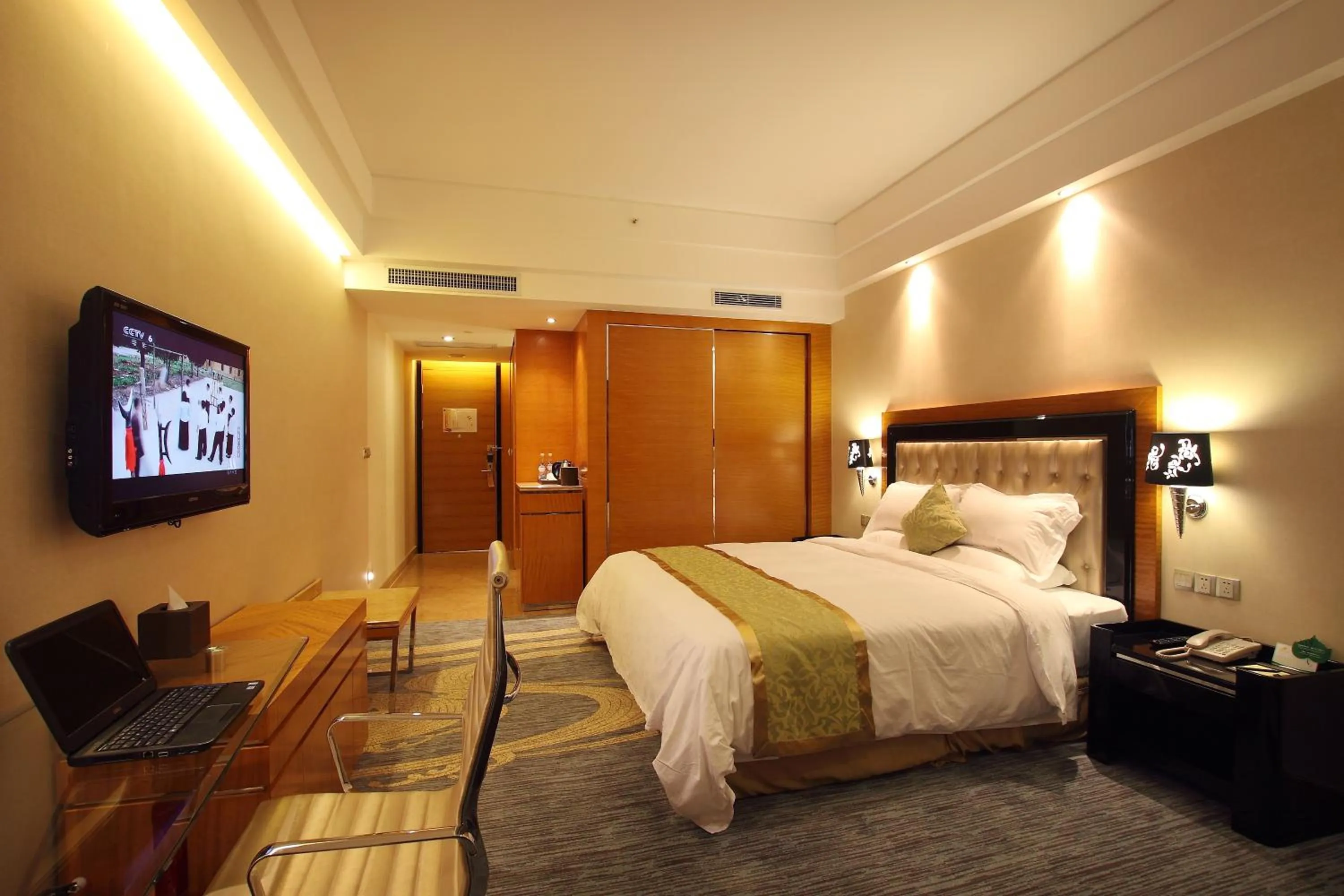 Photo of the whole room, Bed in Elong Me Hotel