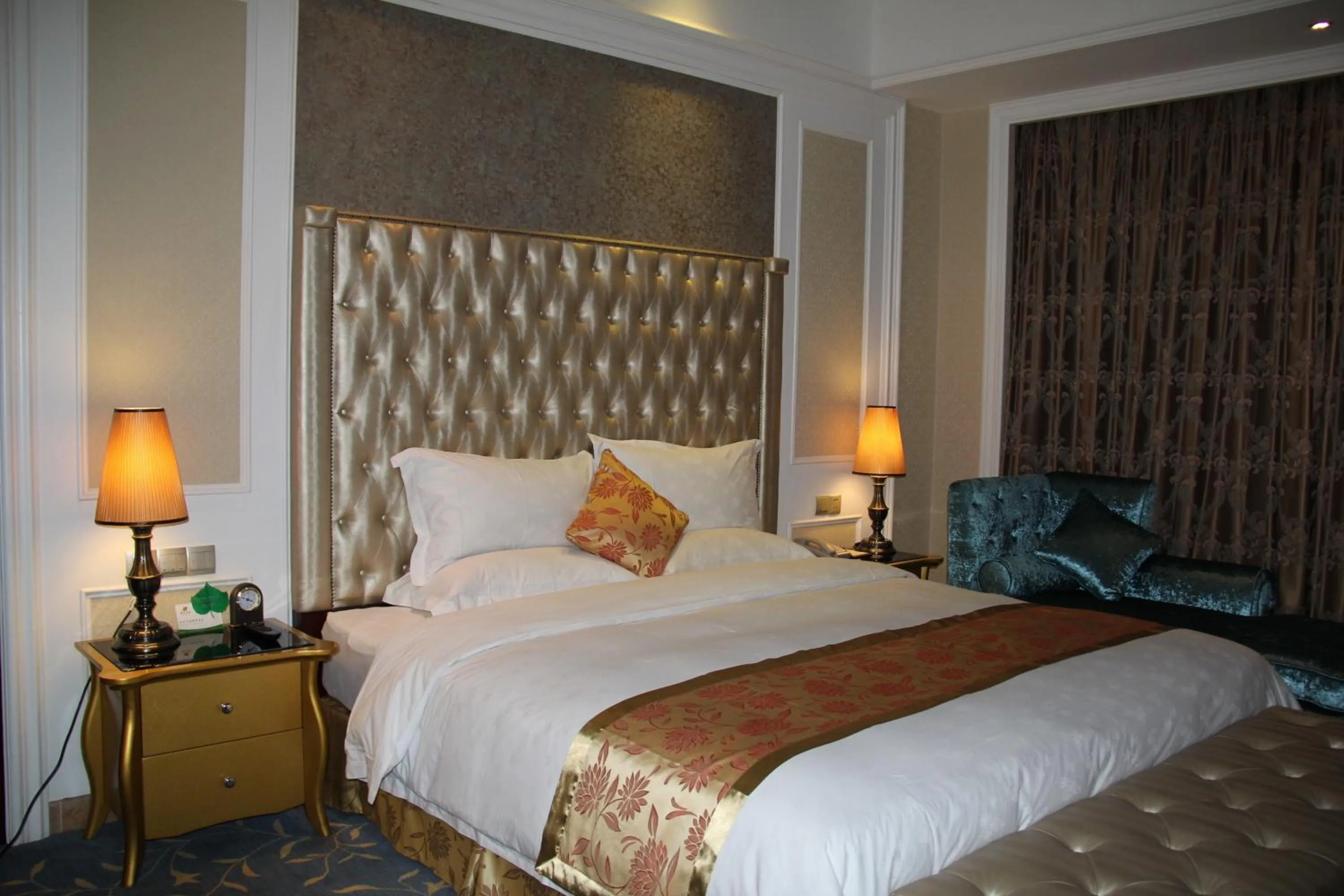 Photo of the whole room, Bed in Elong Me Hotel