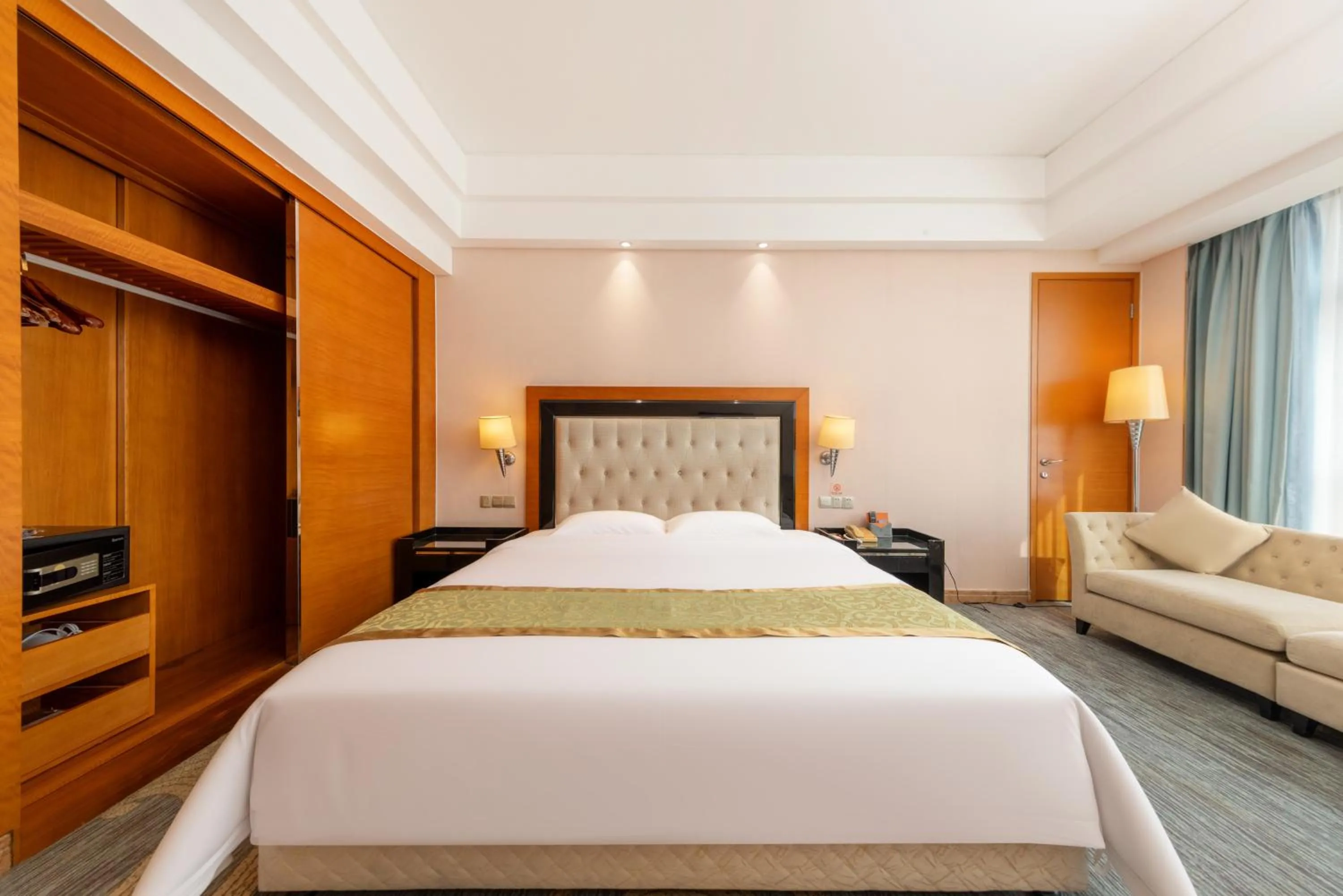 Bed in Elong Me Hotel
