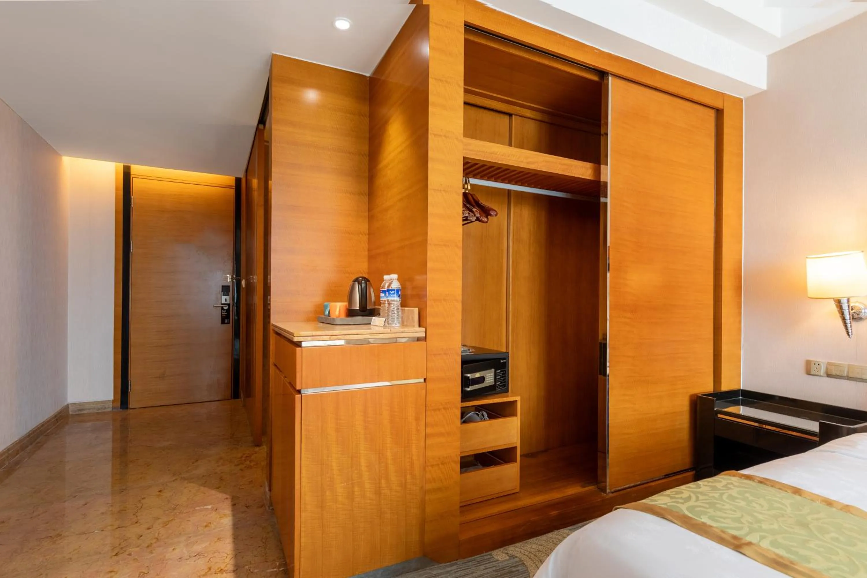 Bed in Elong Me Hotel