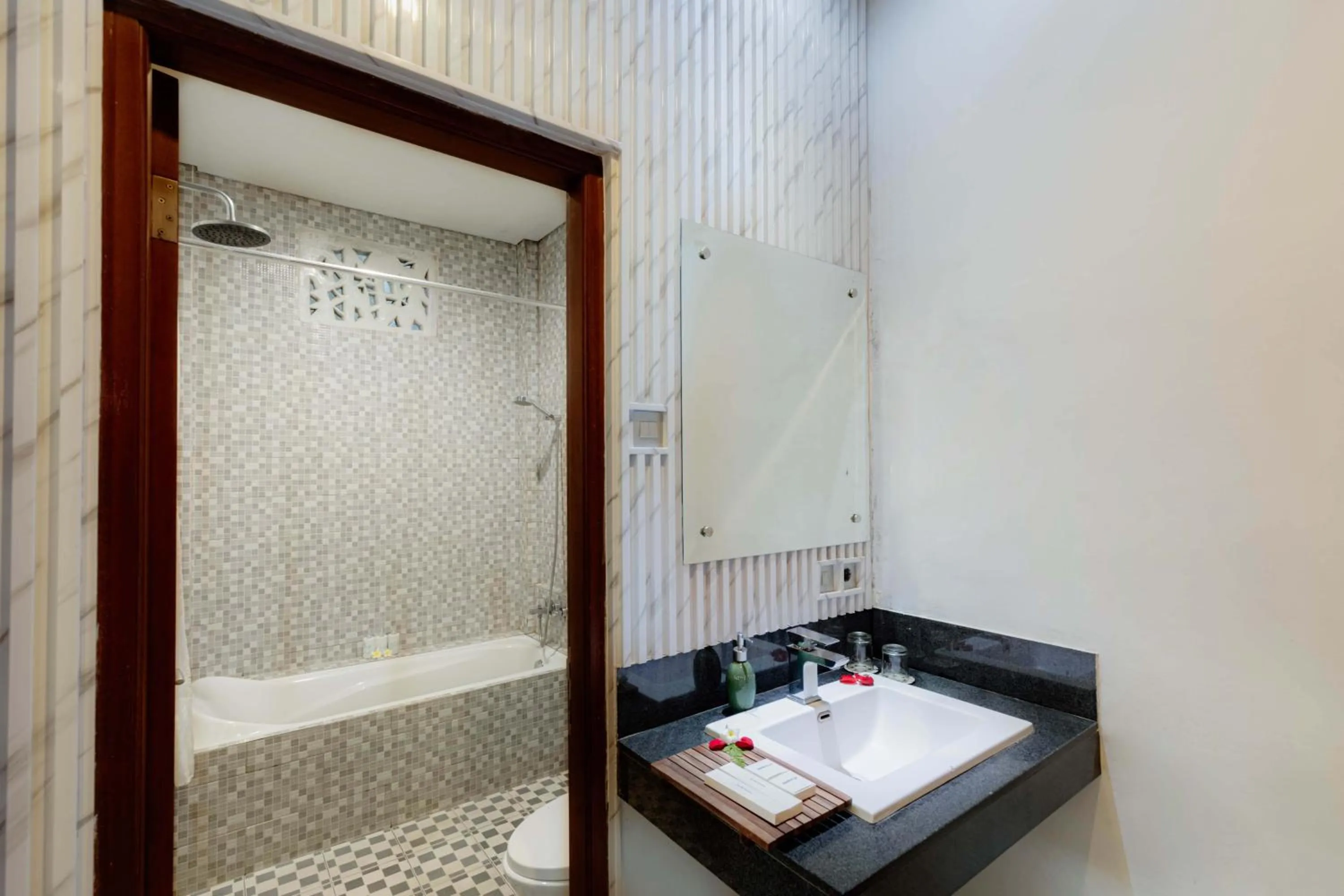 Shower in Amoya Inn