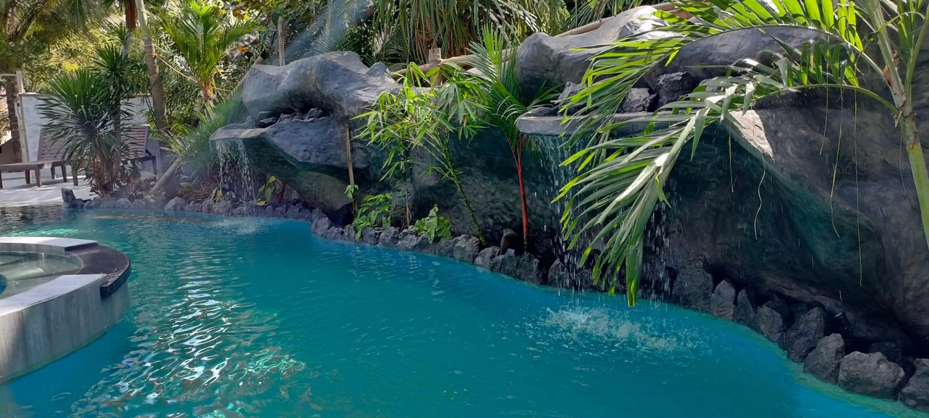 Swimming pool in Takatuka Beach Resort