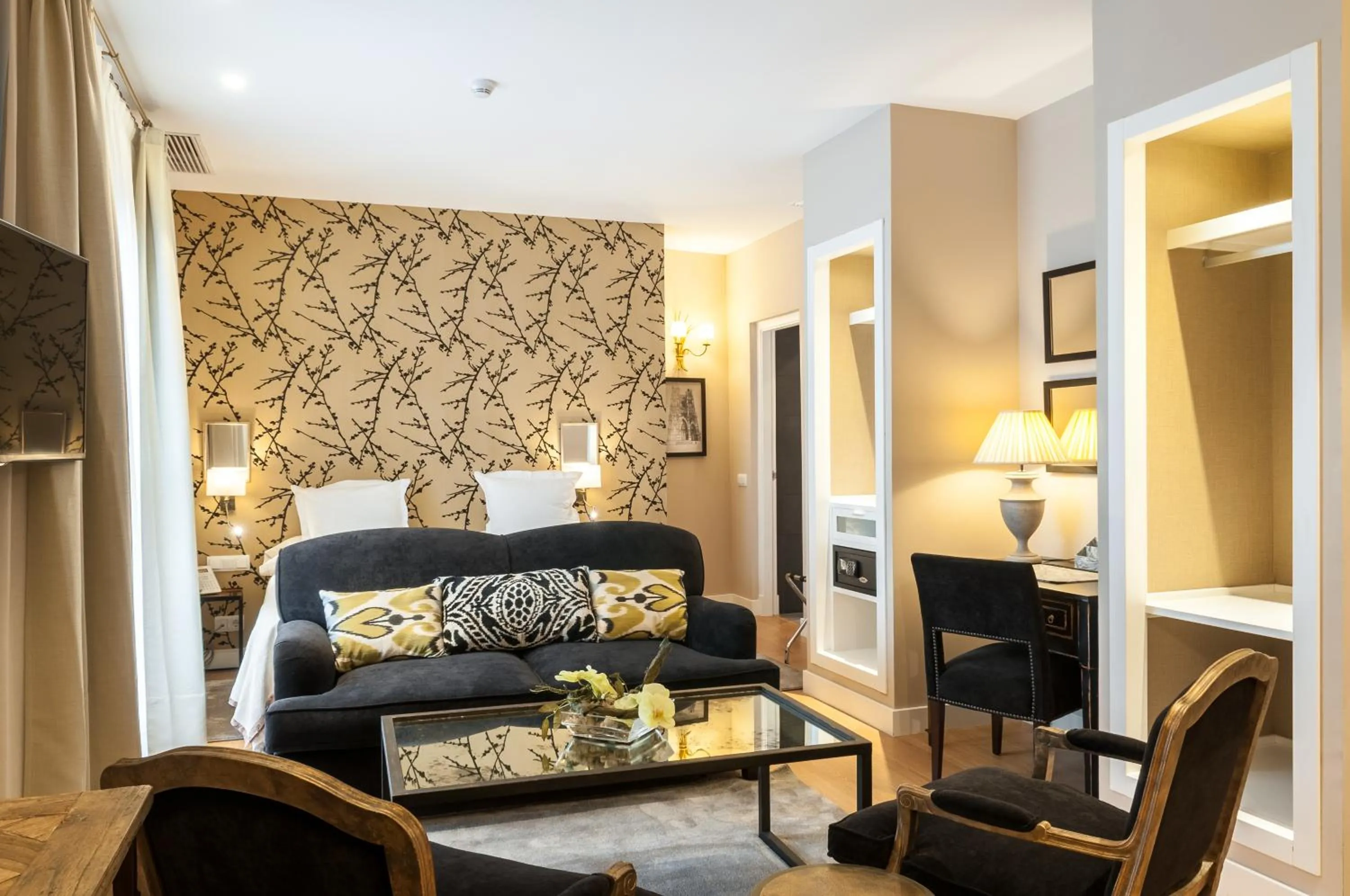 Living room, Bed in Suites Murillo Catedral