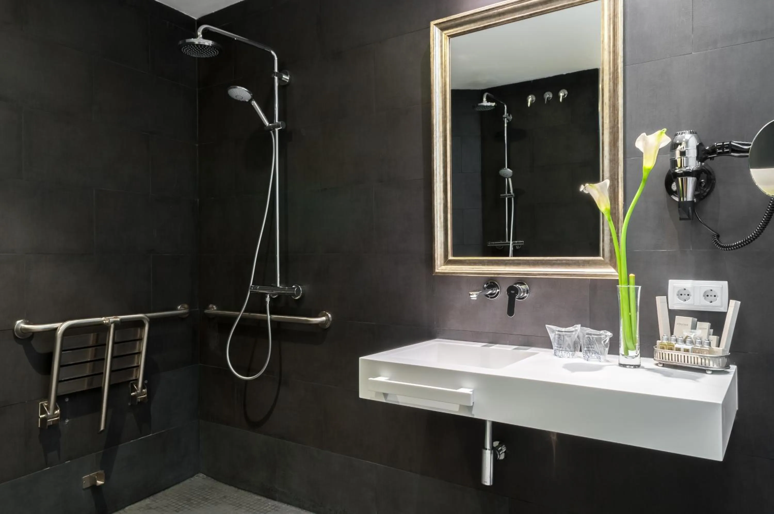 Shower in Suites Murillo Catedral