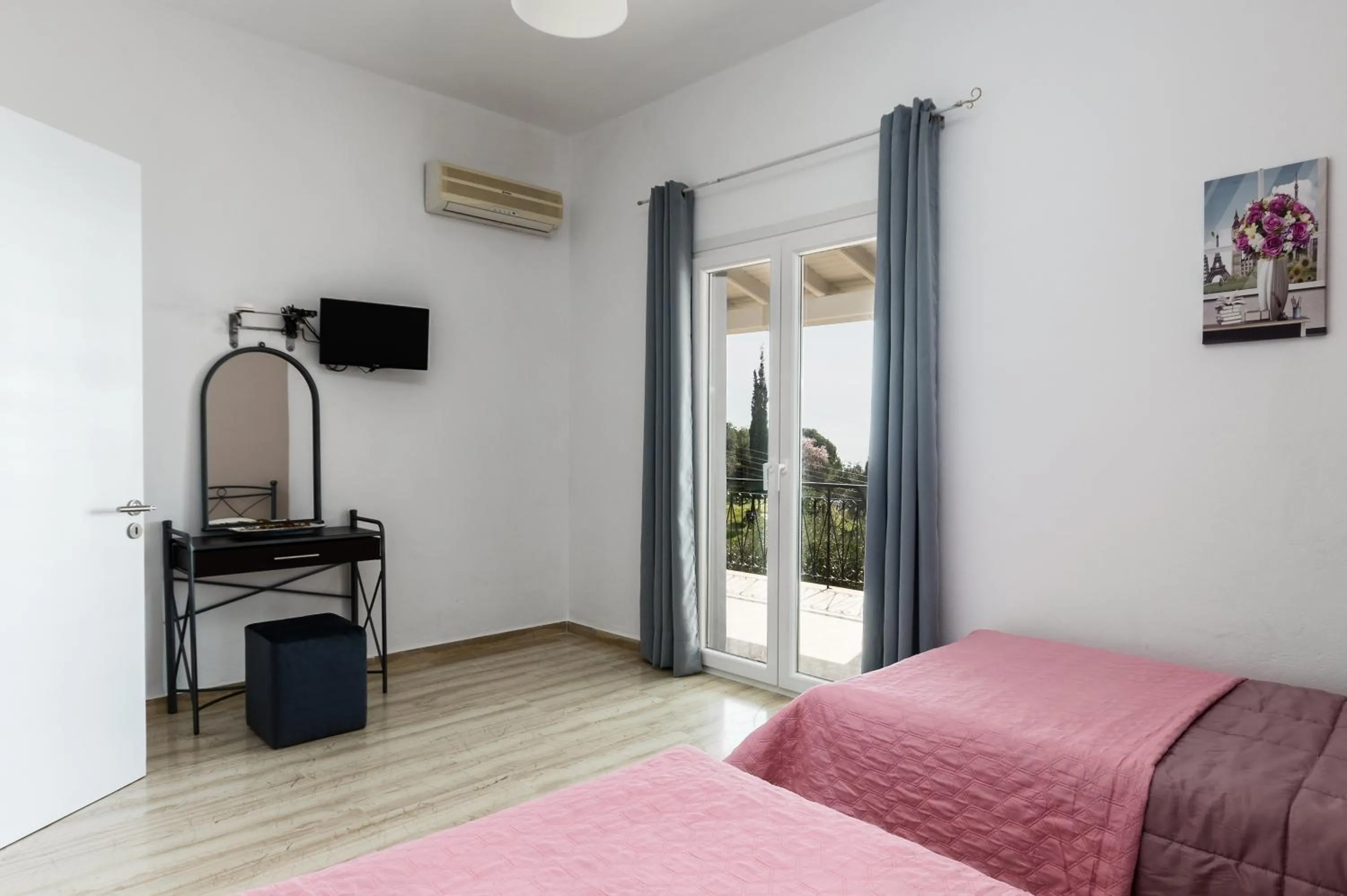 Bed in Katerina Horizon Apartments by Konnect - 1,8km from Ipsos beach