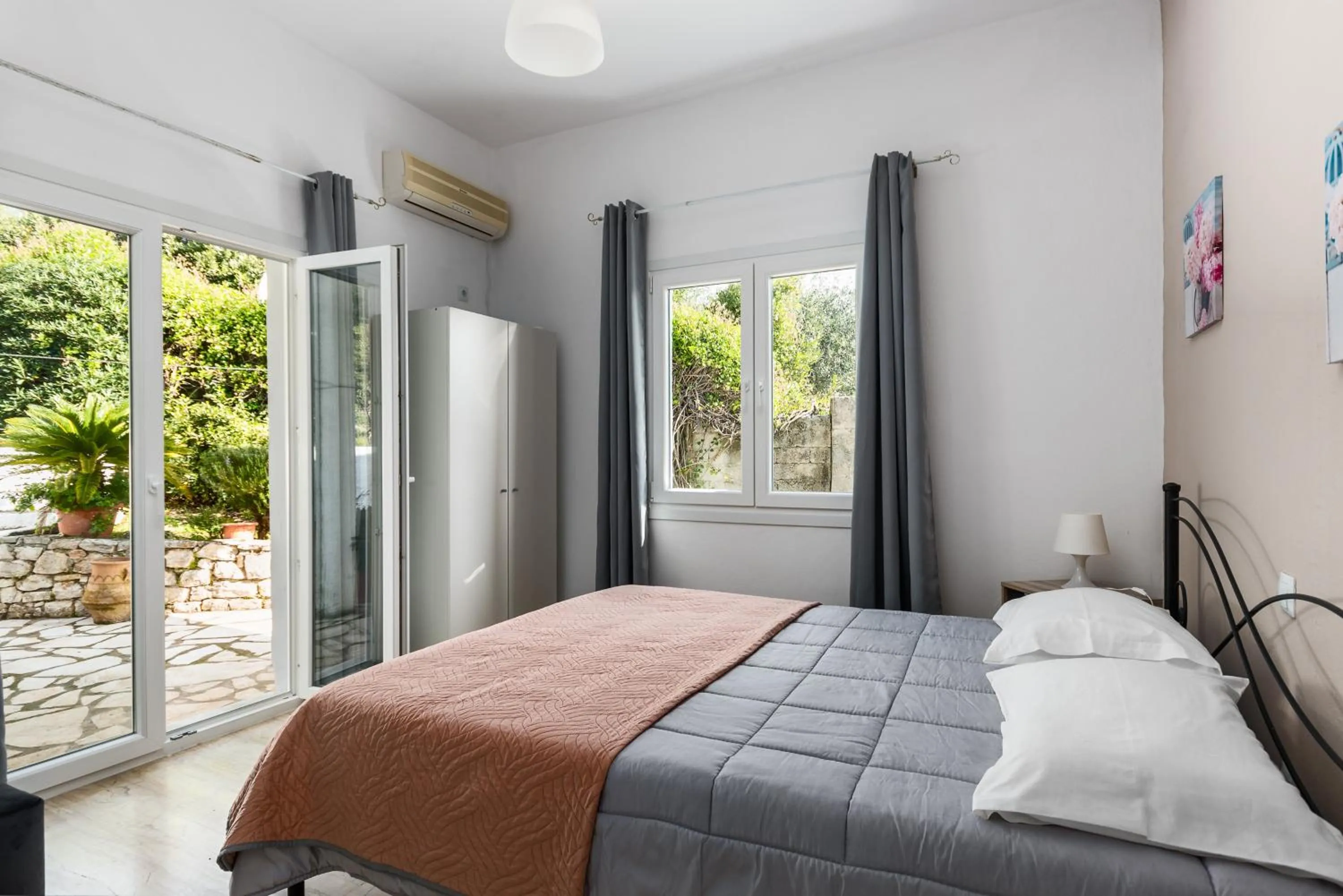Bed in Katerina Horizon Apartments by Konnect - 1,8km from Ipsos beach
