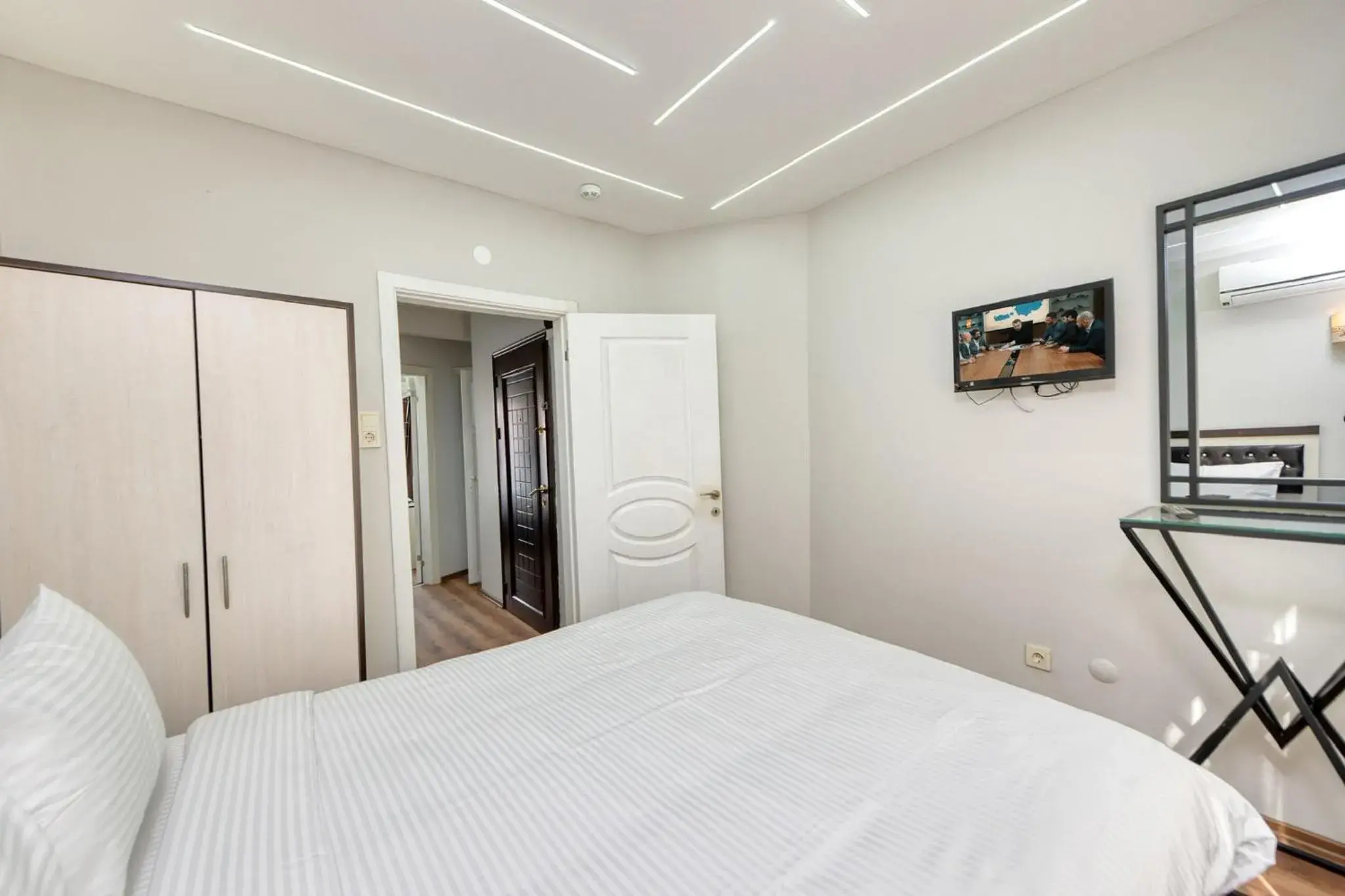 Four-Bedroom Apartment with Balcony in Bright Apart Hotel Four-Bedroom Apartment with Balcony in Bright Apart Hotel