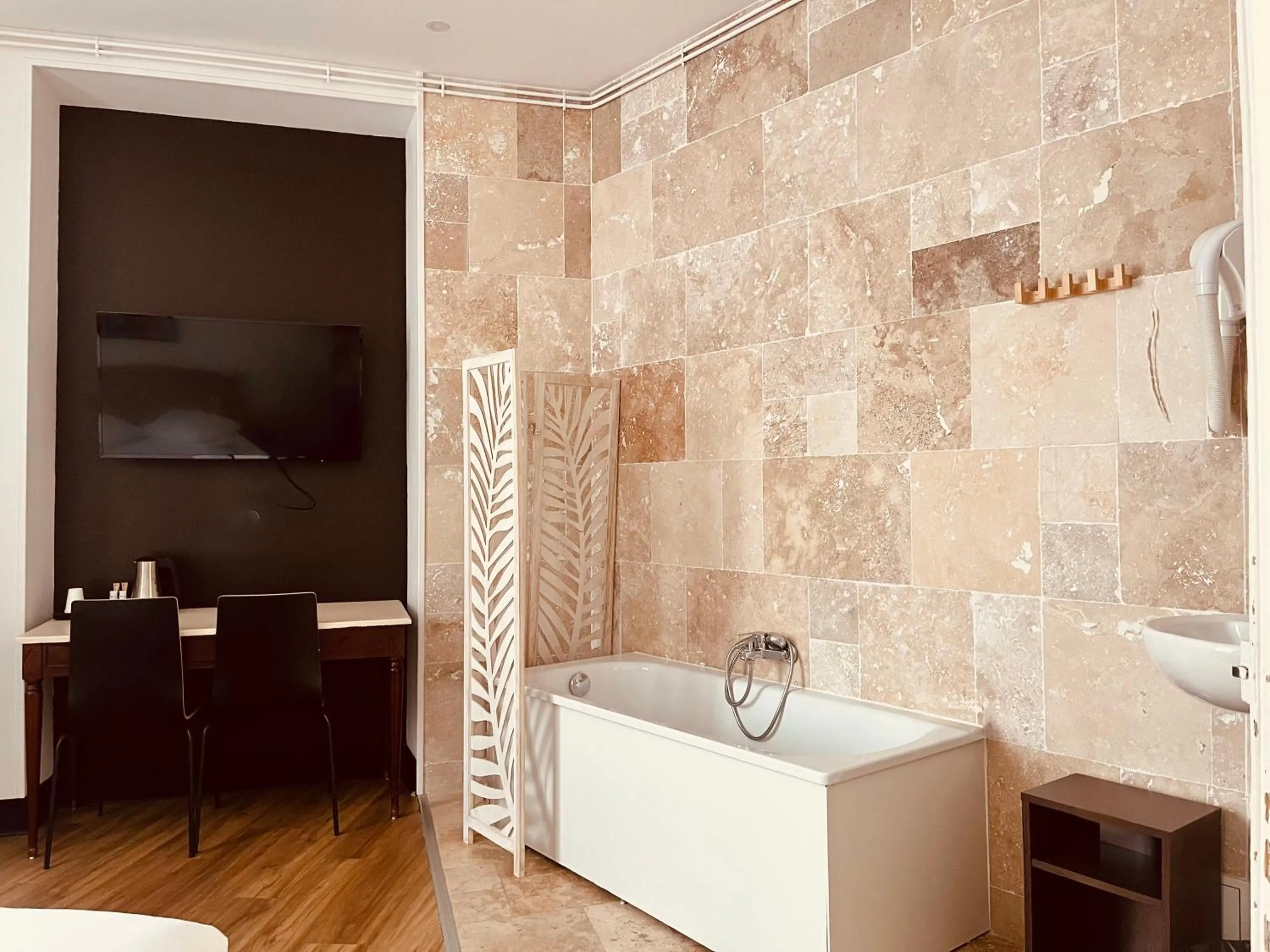 Suite avec baignoire - single occupancy in Hôtel de la paix