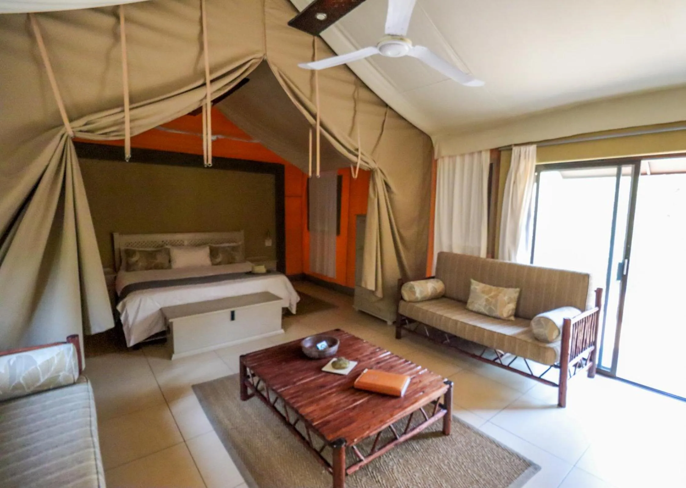 Living room, Bed in Jackalberry Ridge by Dream Resorts
