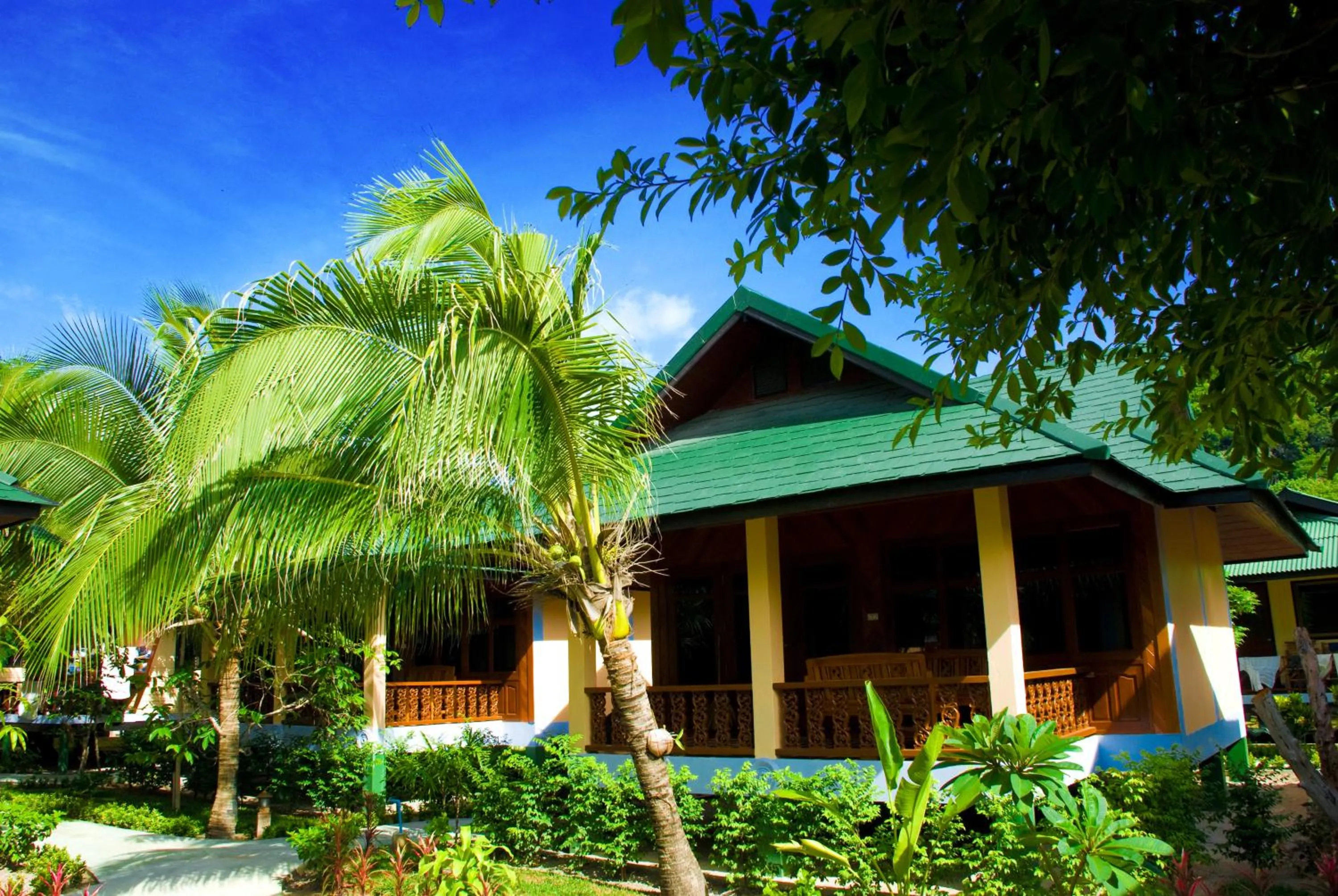 Deluxe Queen Bungalow in Dreamland Resort