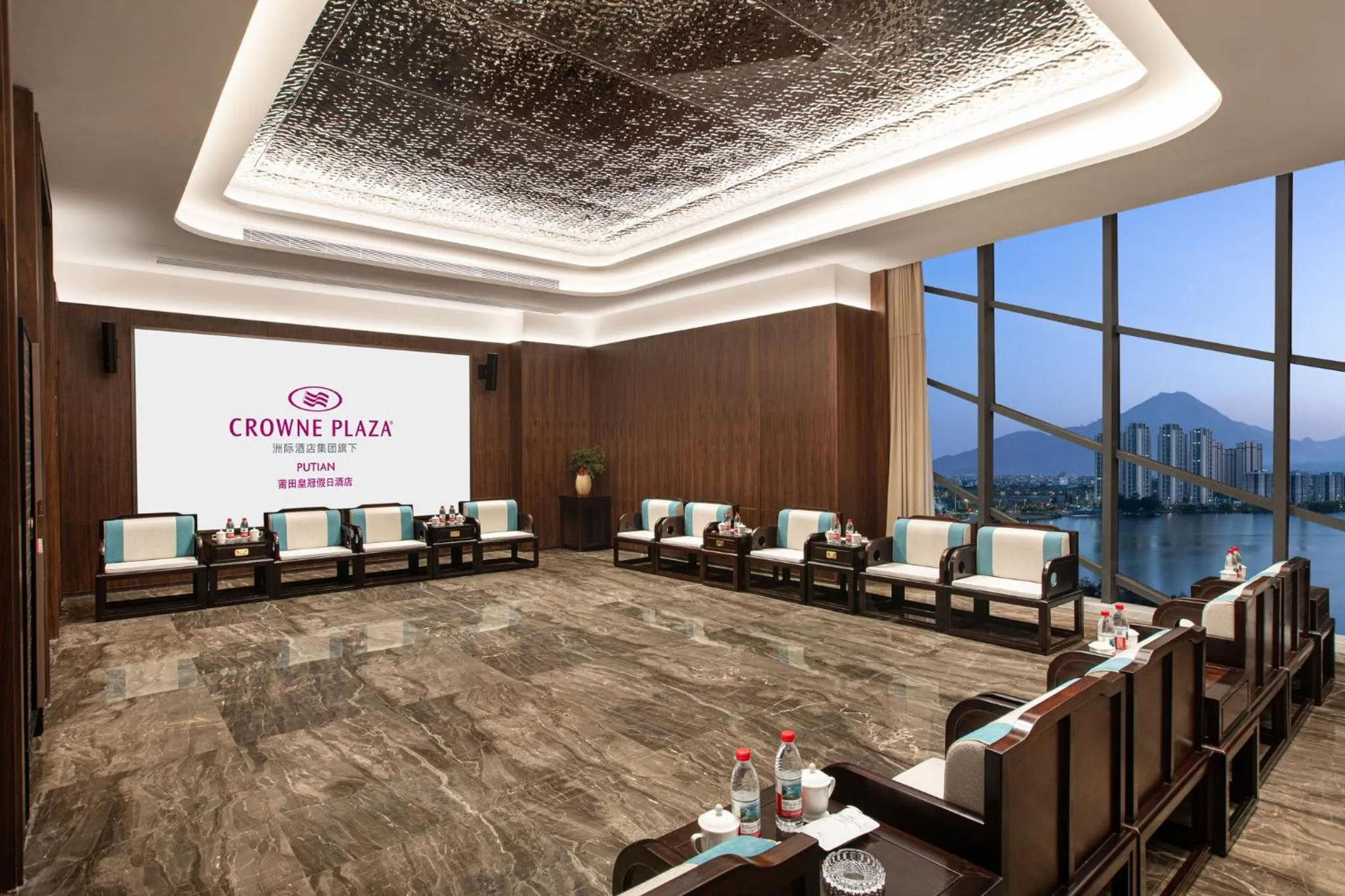 Meeting/conference room in Crowne Plaza Putian by IHG