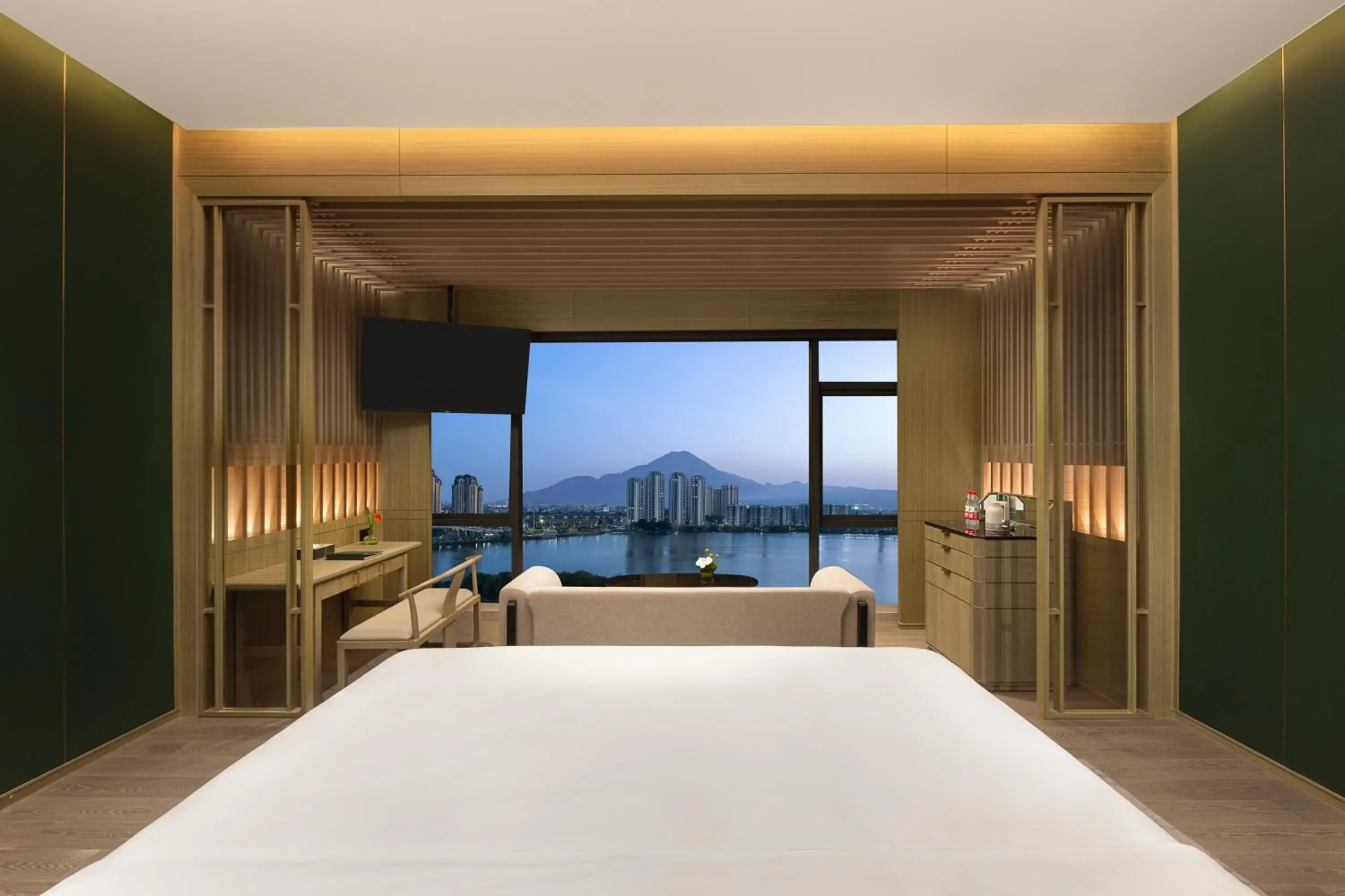 1 King Premium Lake View Lounge Access in Crowne Plaza Putian by IHG 1 King Premium Lake View Lounge Access in Crowne Plaza Putian by IHG