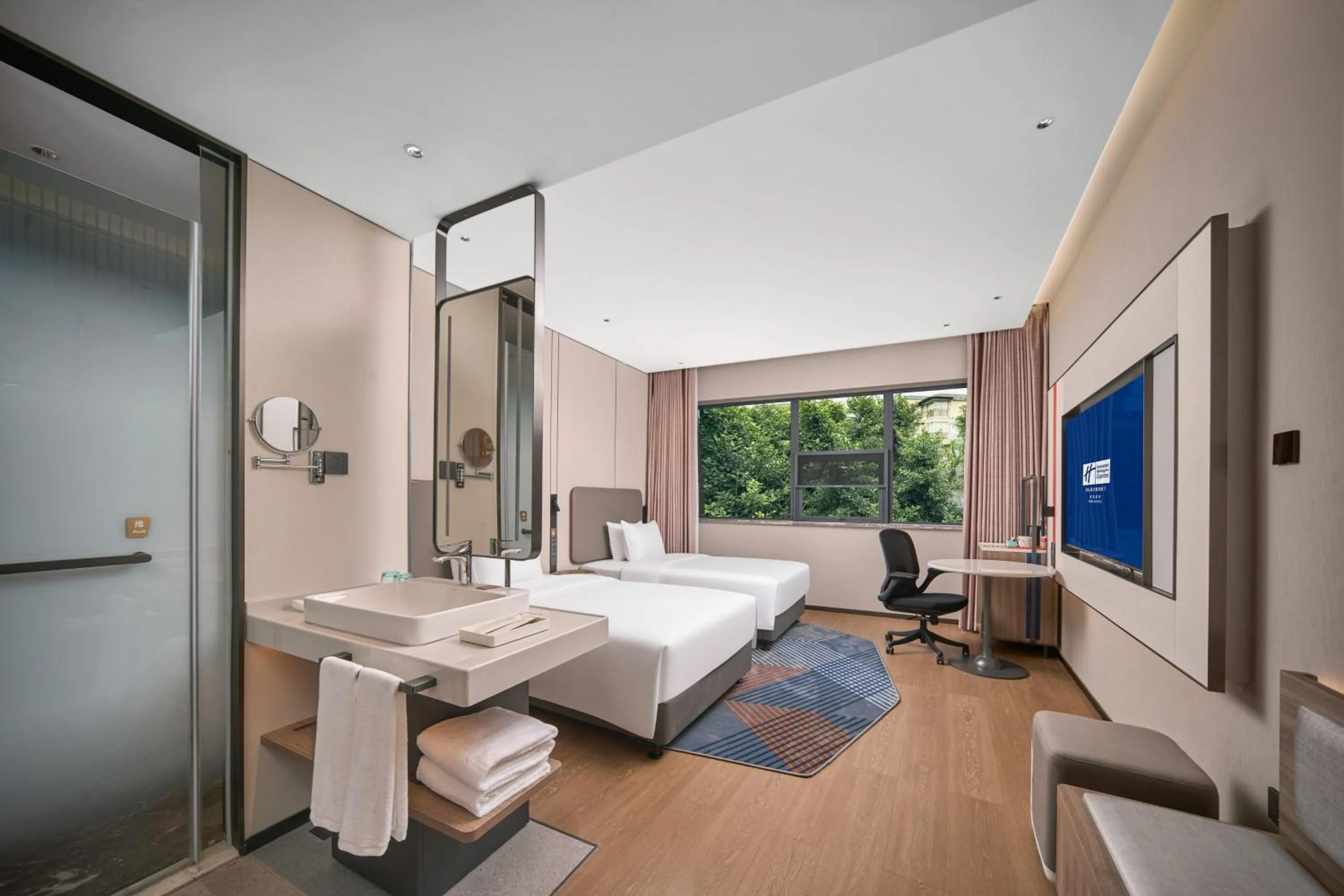 Photo of the whole room, Bed in Holiday Inn Express Yibin Xuzhou by IHG