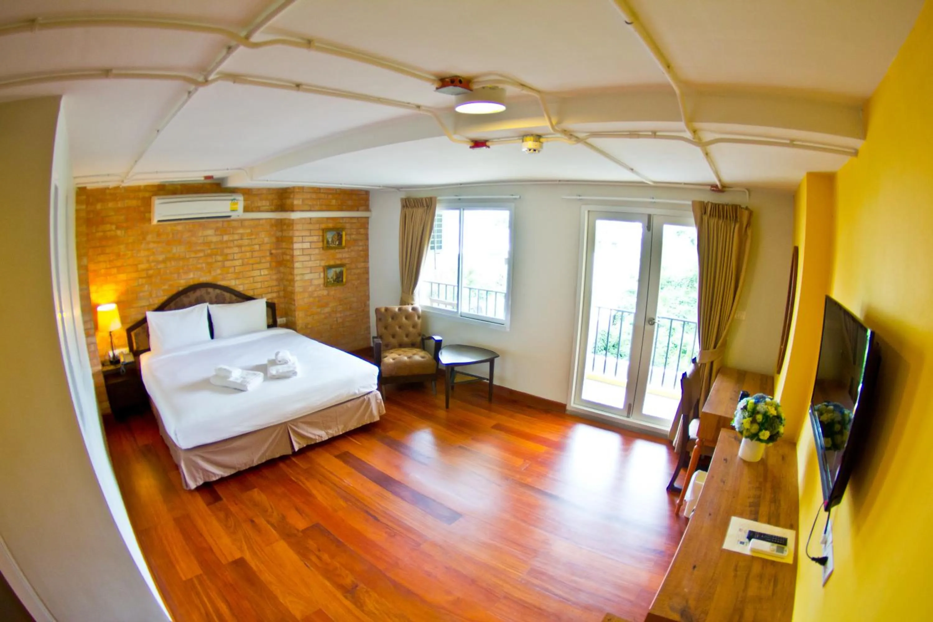 Photo of the whole room, Bed in Coasta Bangsaen
