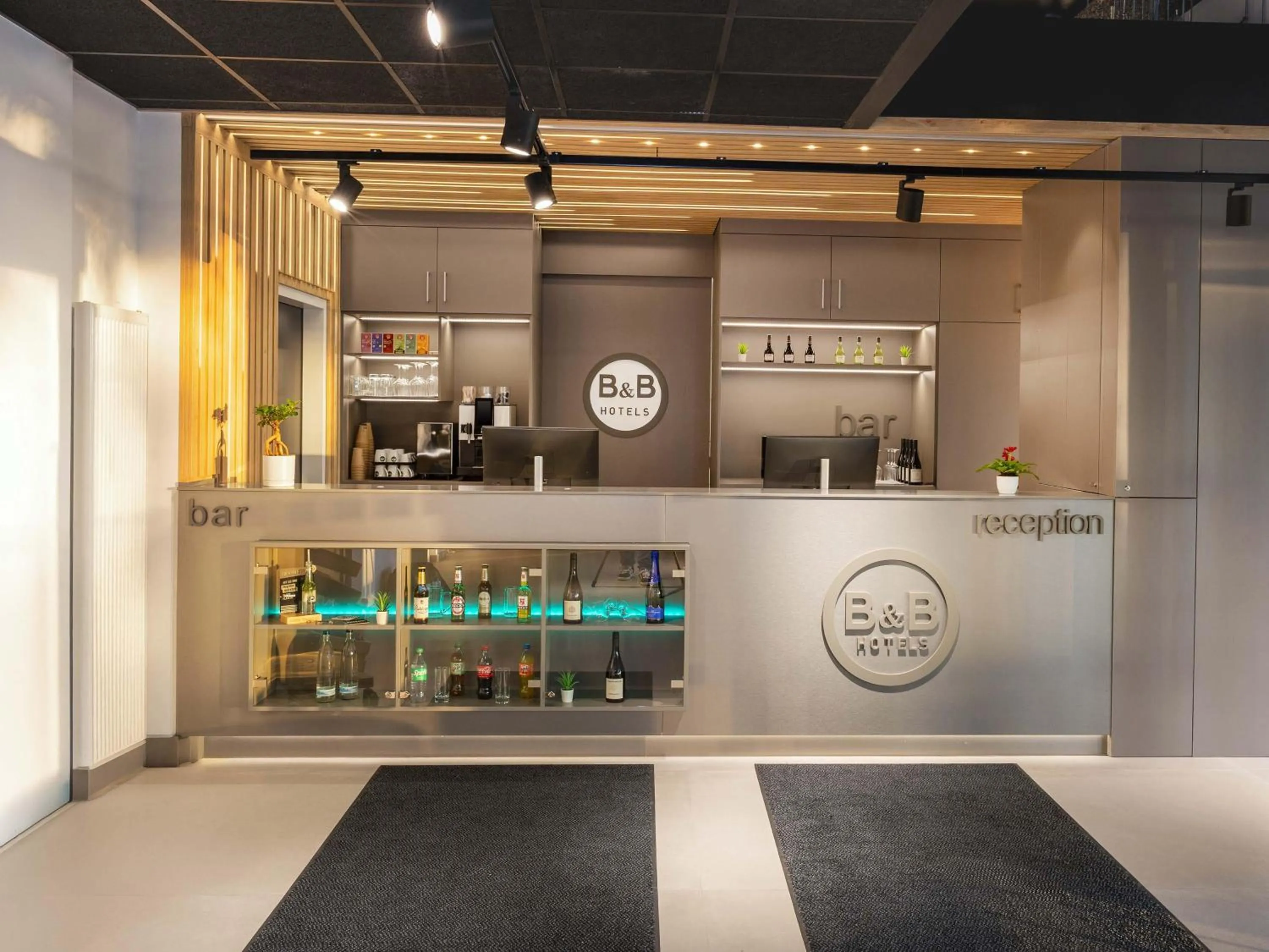 Lobby or reception in B&B HOTEL Berlin Airport-Nord