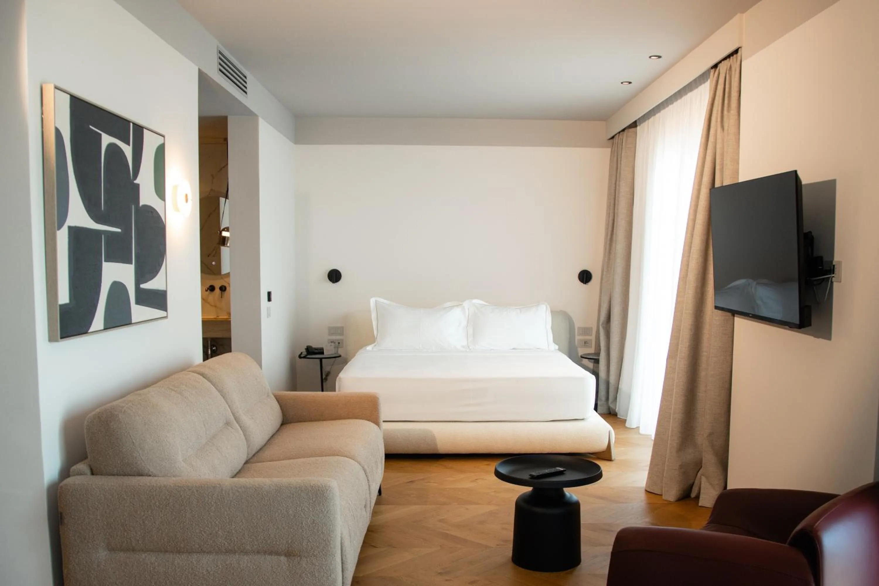 Communal lounge/ TV room, Bed in Saint Nicolas Hotel