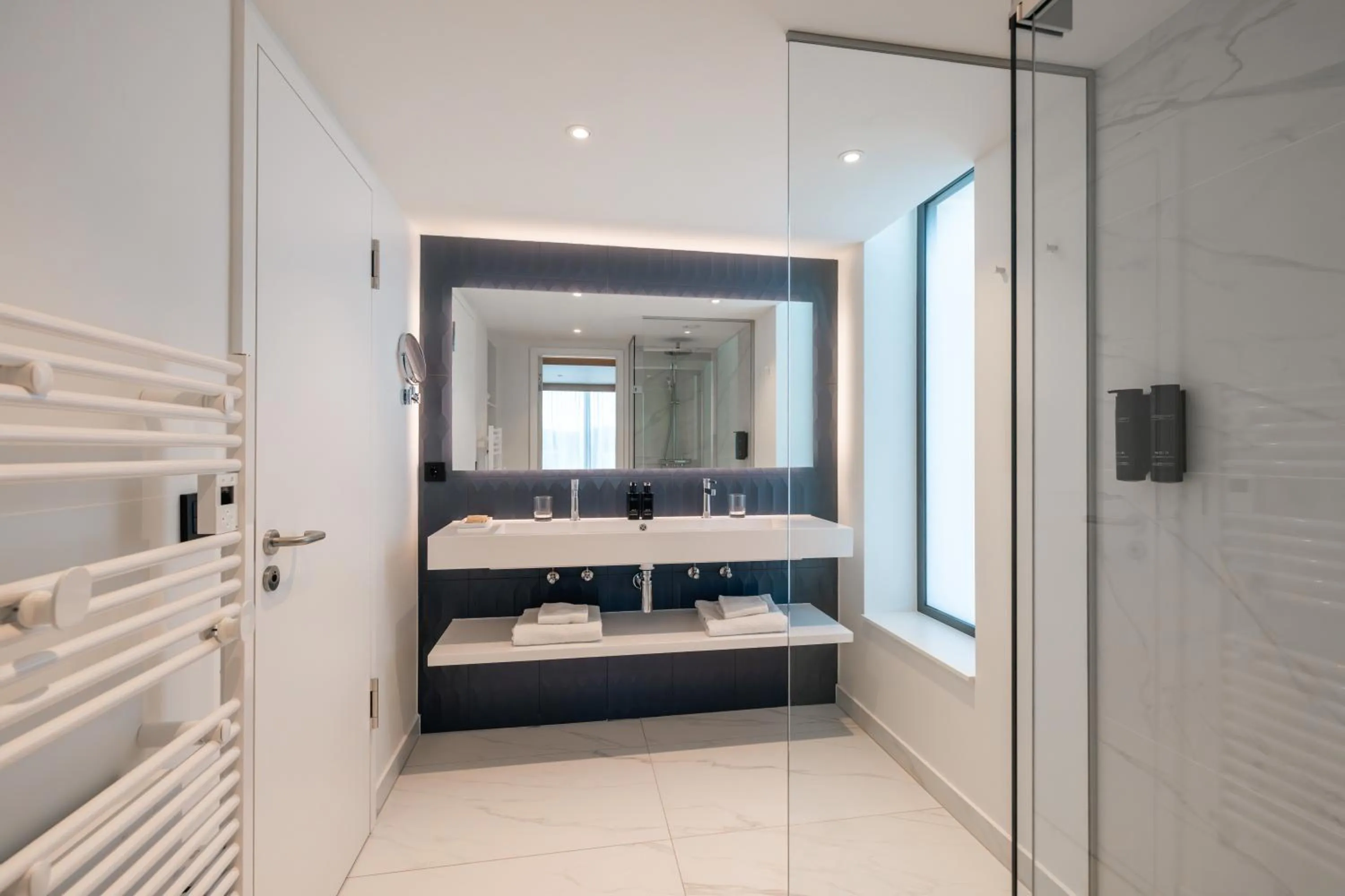 Shower, Bed in NOTO Hotel