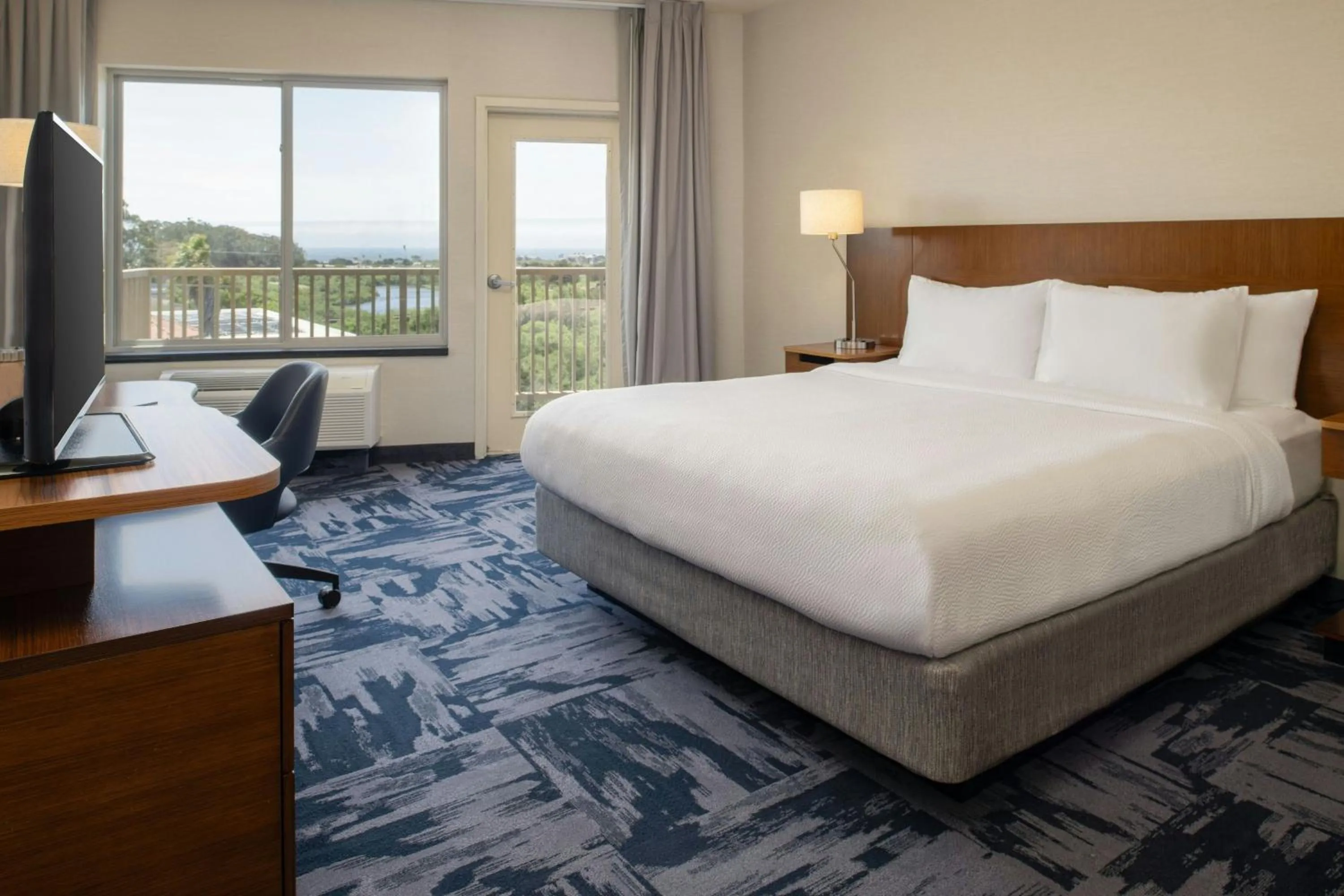 Photo of the whole room, Bed in Fairfield Inn & Suites by Marriott Santa Cruz