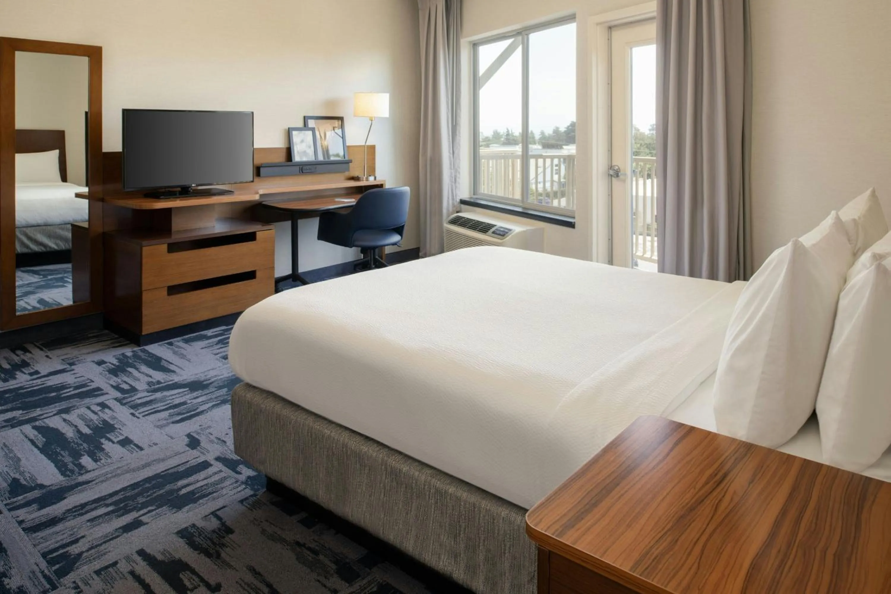 Photo of the whole room, Bed in Fairfield Inn & Suites by Marriott Santa Cruz
