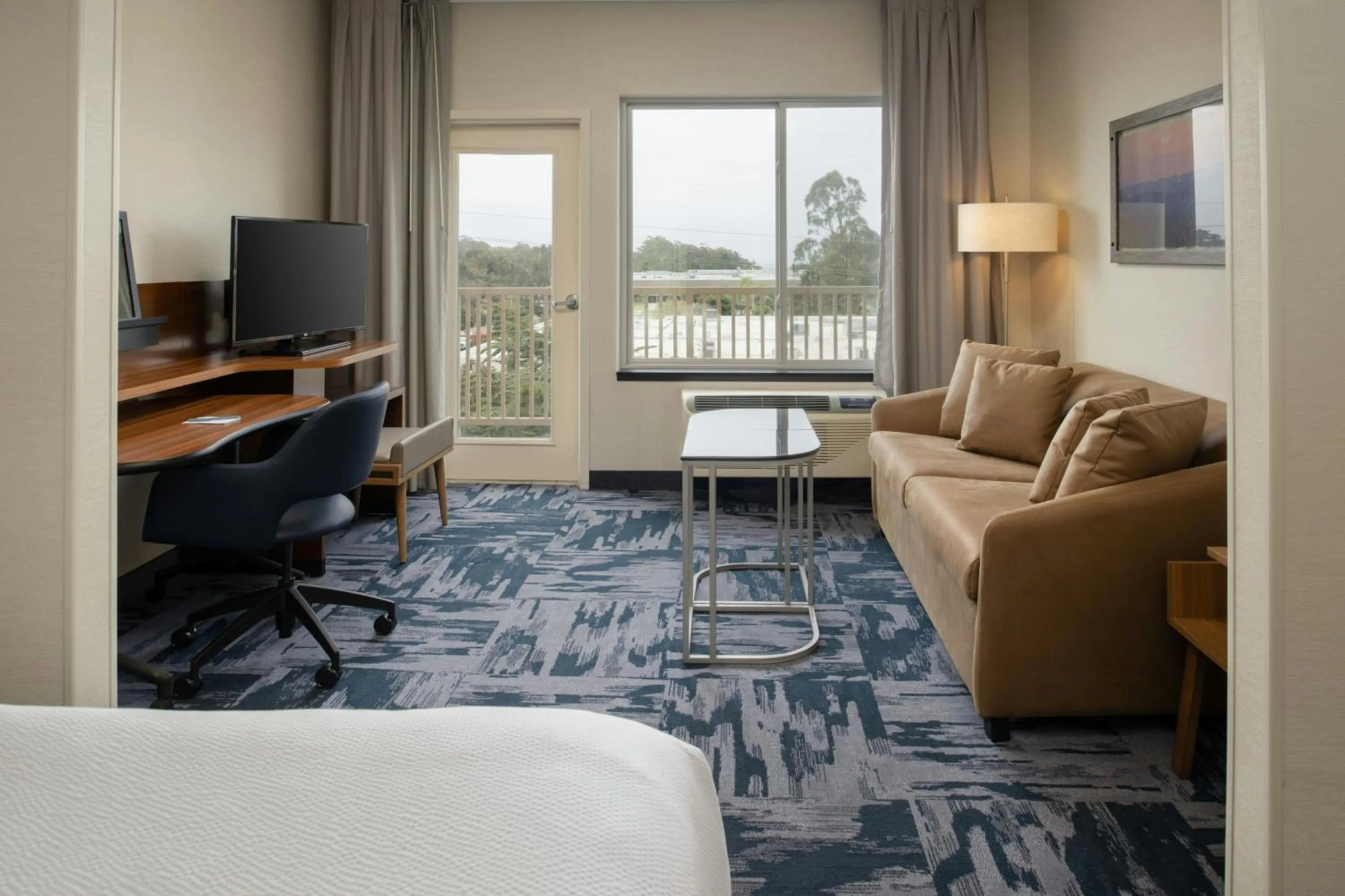 Living room, Bed in Fairfield Inn & Suites by Marriott Santa Cruz