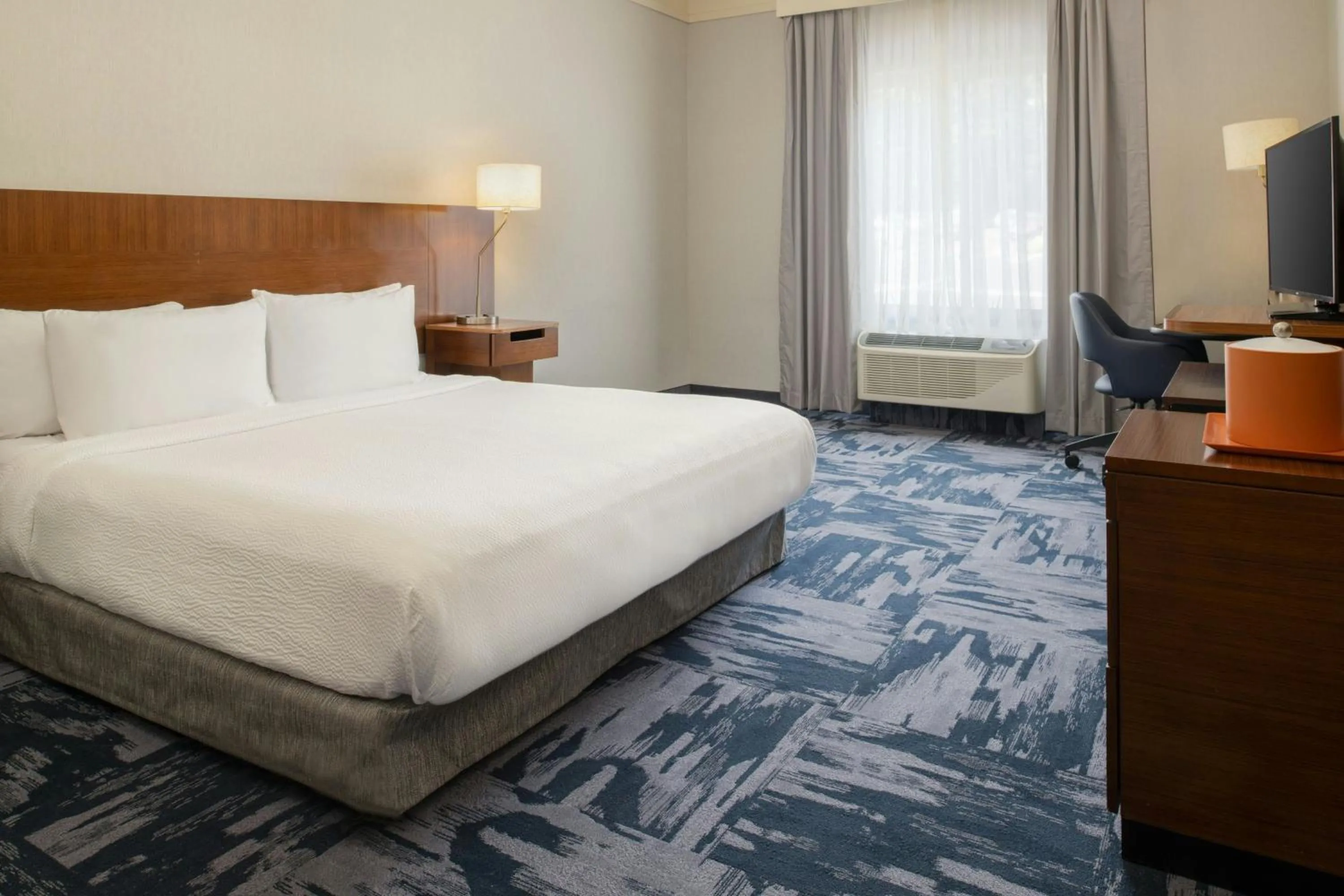 Photo of the whole room, Bed in Fairfield Inn & Suites by Marriott Santa Cruz