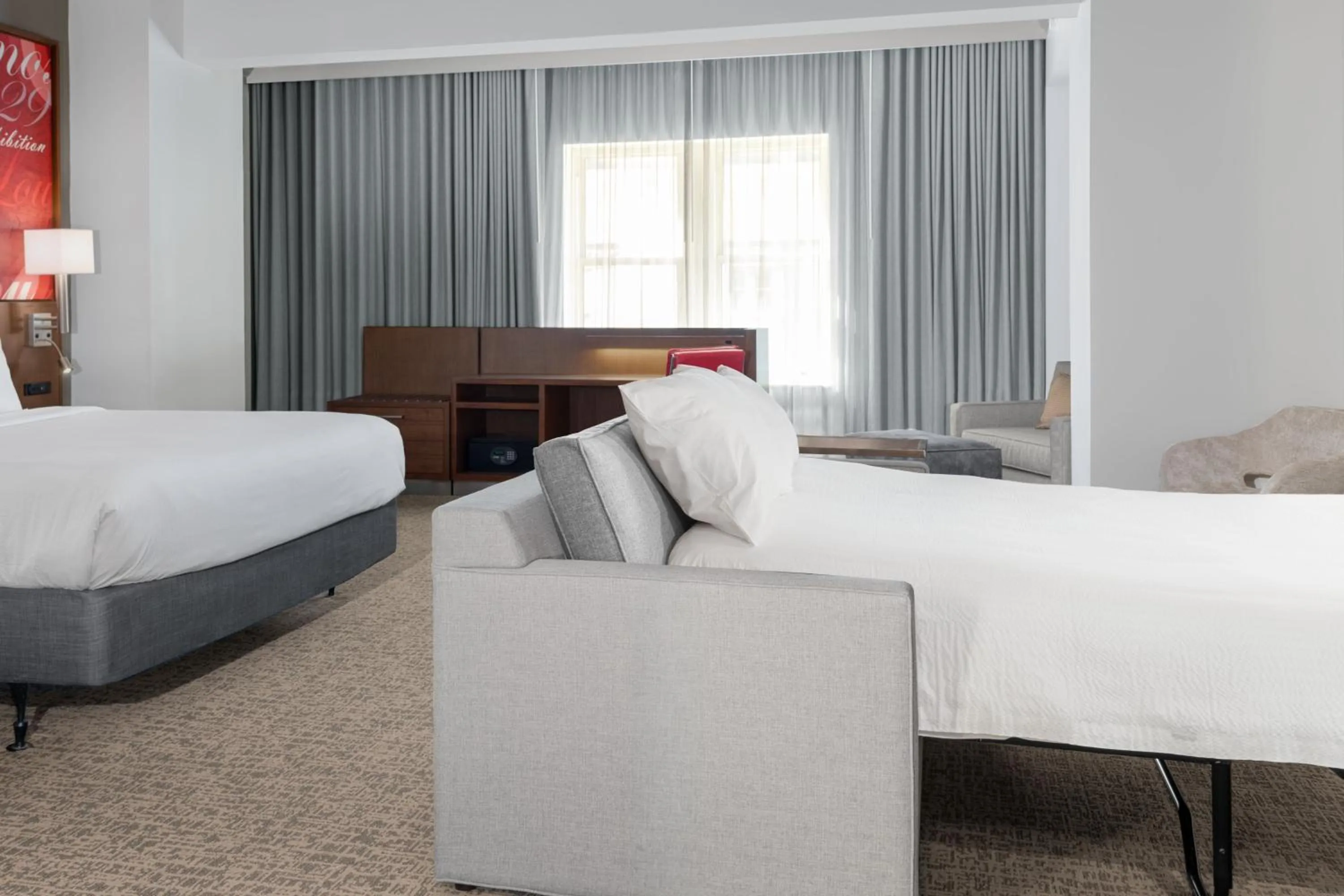 Photo of the whole room, Bed in Courtyard St. Louis Downtown/Convention Center