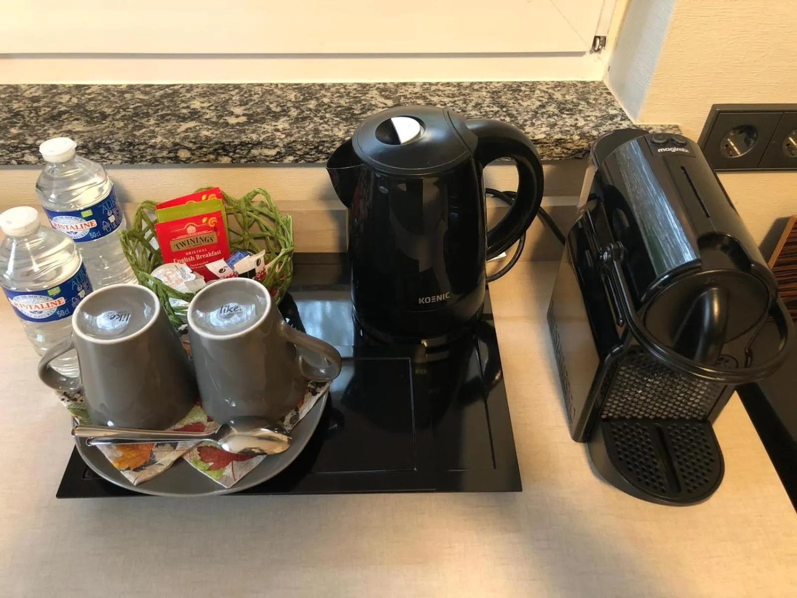 Coffee/tea facilities in Appart-Hotel Gwendy