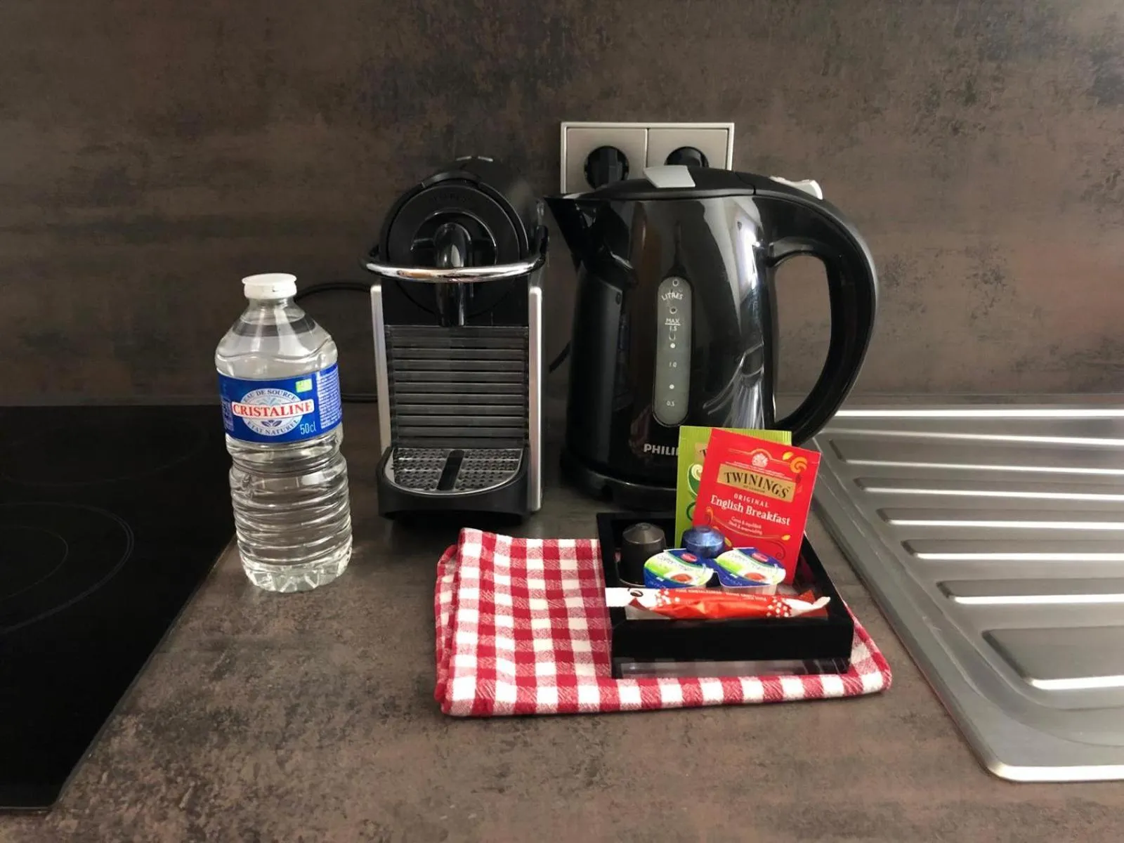 Coffee/tea facilities in Appart-Hotel Gwendy