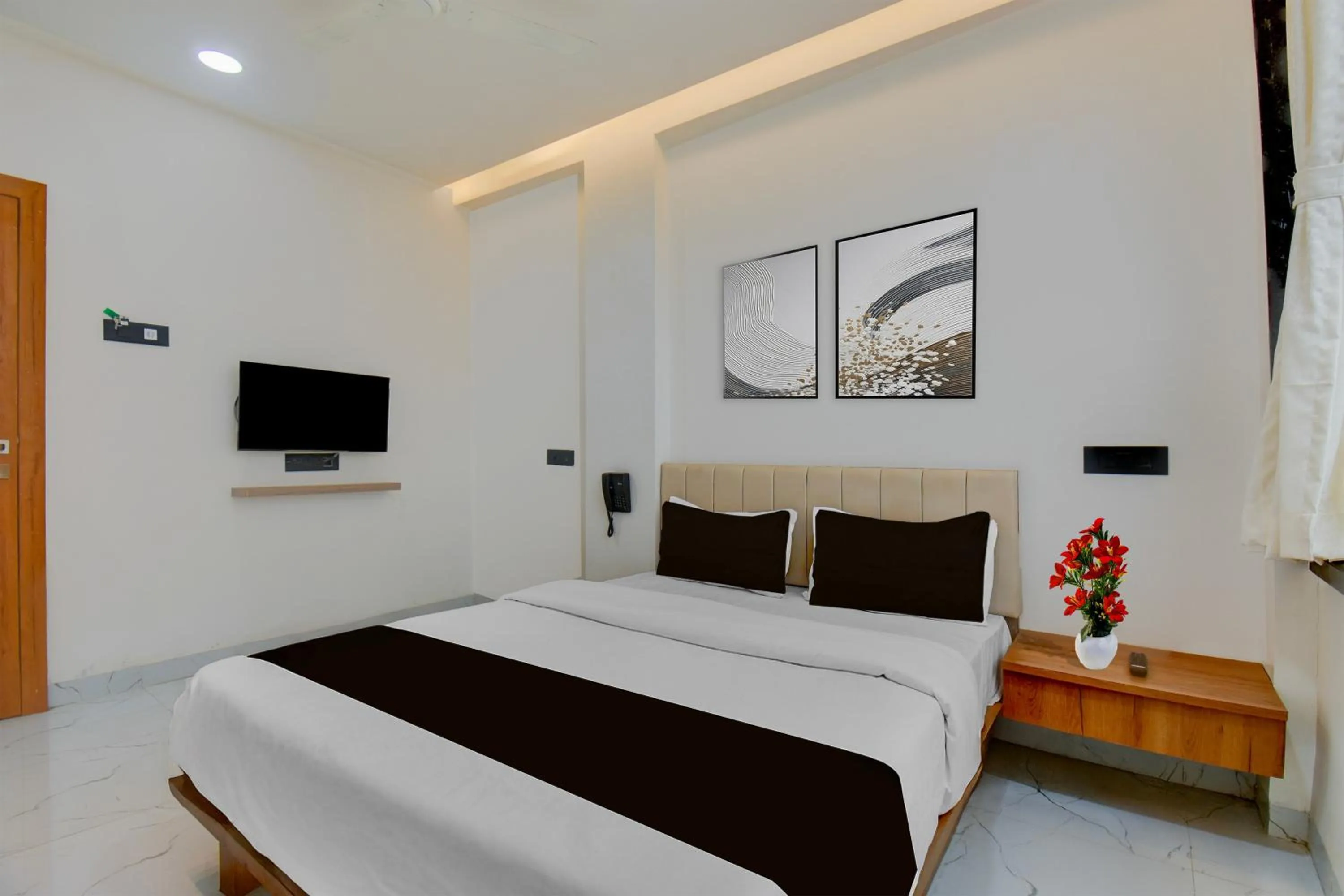 Bedroom, Bed in Super Collection O Aurangabad Shendra MIDC Formerly Prayag Inn