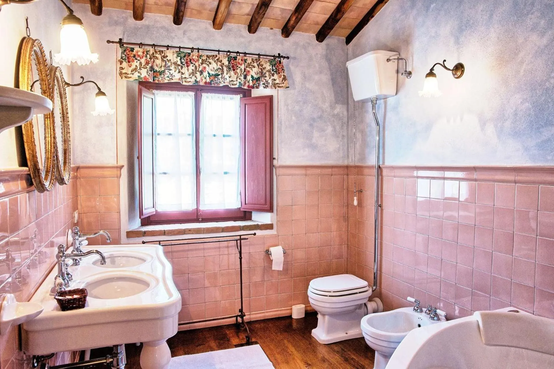 Bathroom in Villa Petrognano by PosarelliVillas
