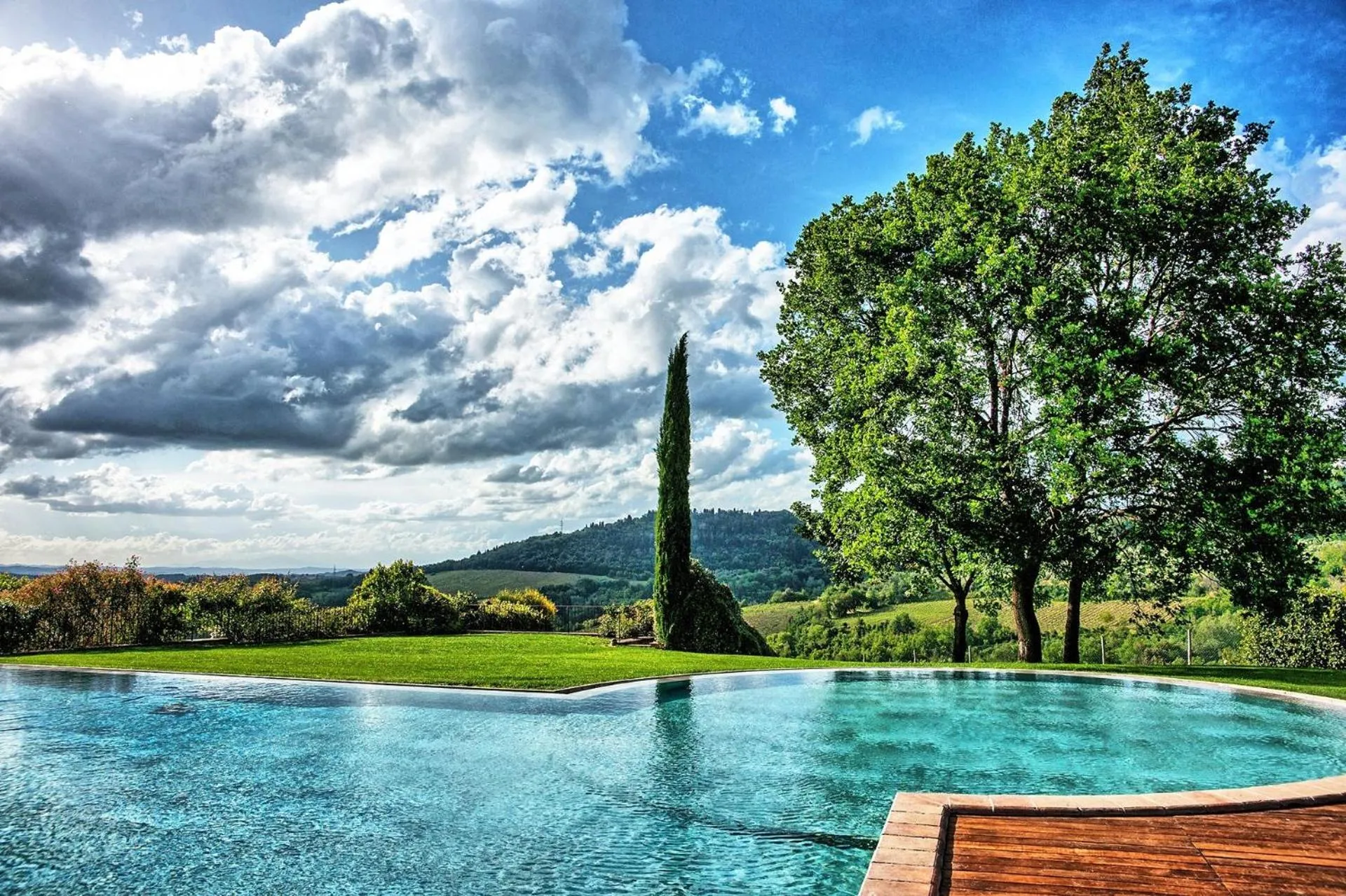 Garden in Villa Petrognano by PosarelliVillas