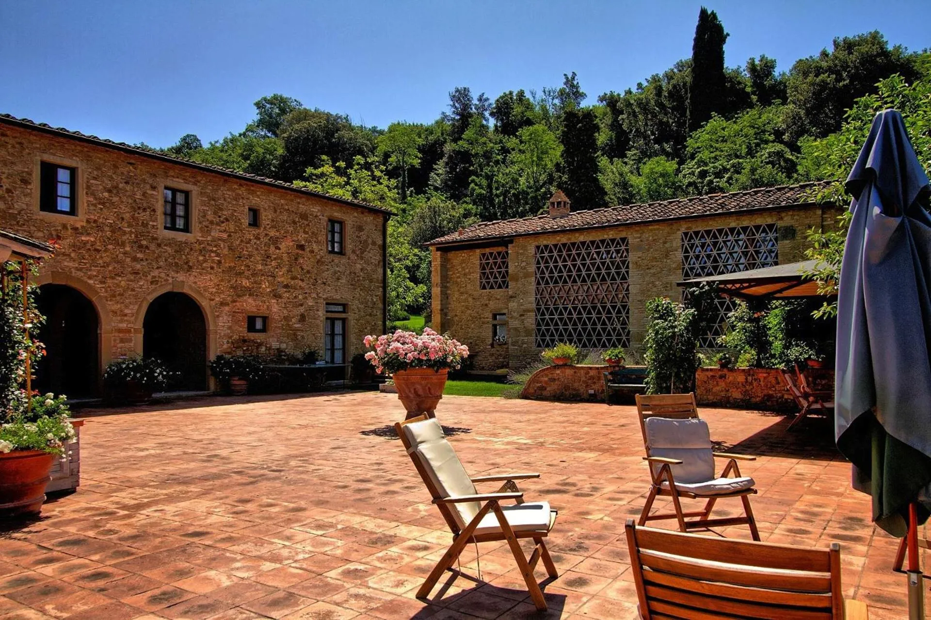 Facade/entrance in Villa Petrognano by PosarelliVillas
