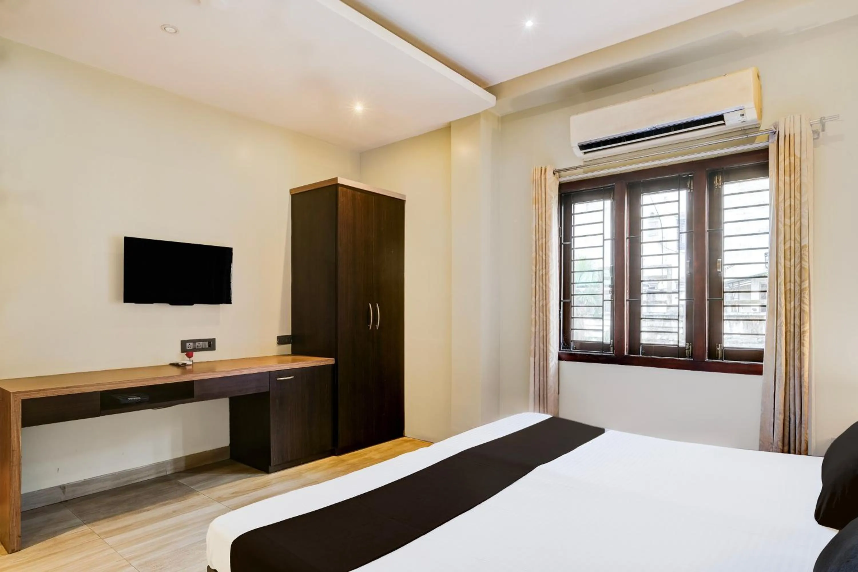 Bedroom, Bed in Super Townhouse Guwahati Railway Station Formerly Niharika Guest House