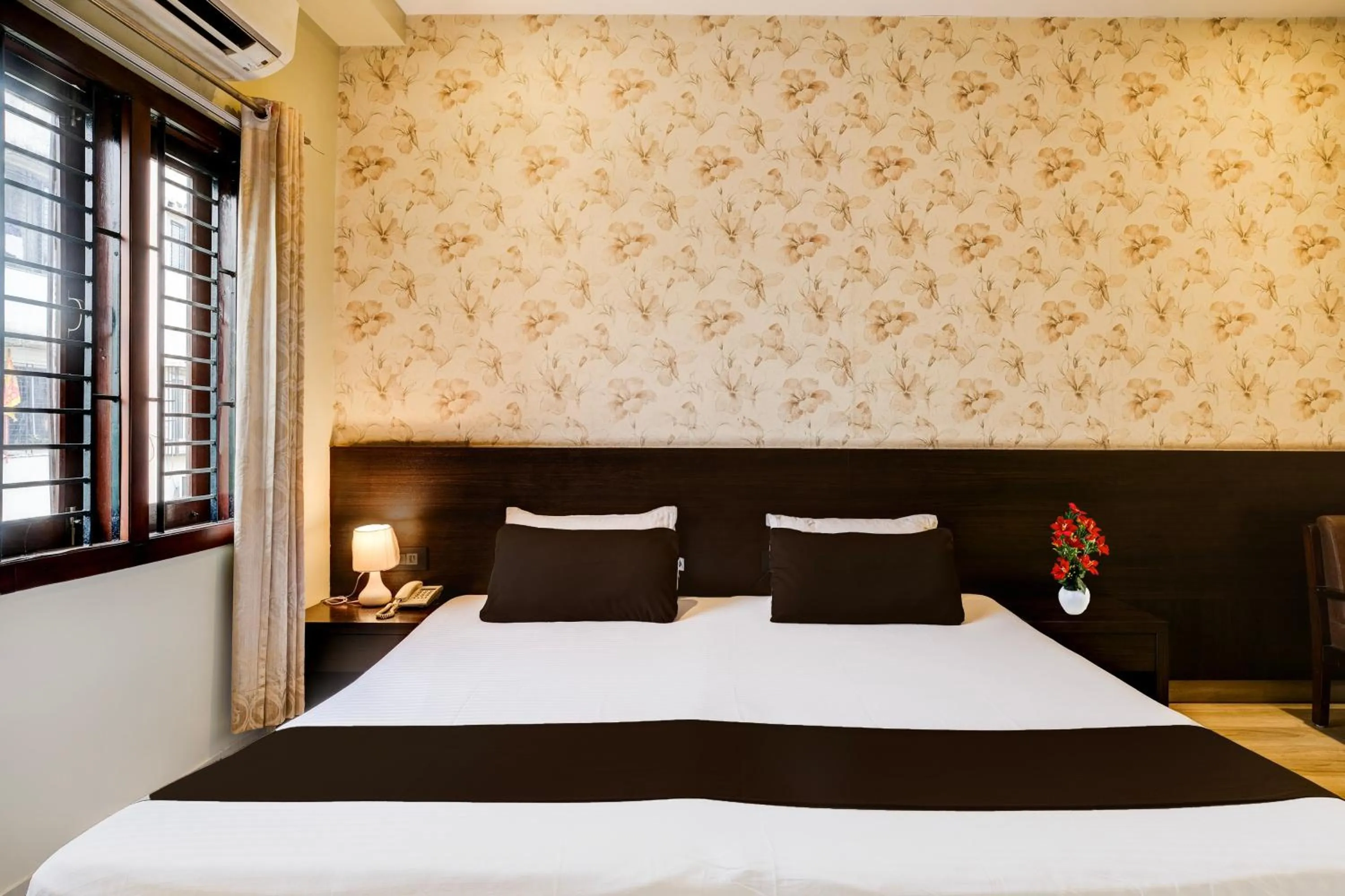 Bedroom, Bed in Super Townhouse Guwahati Railway Station Formerly Niharika Guest House