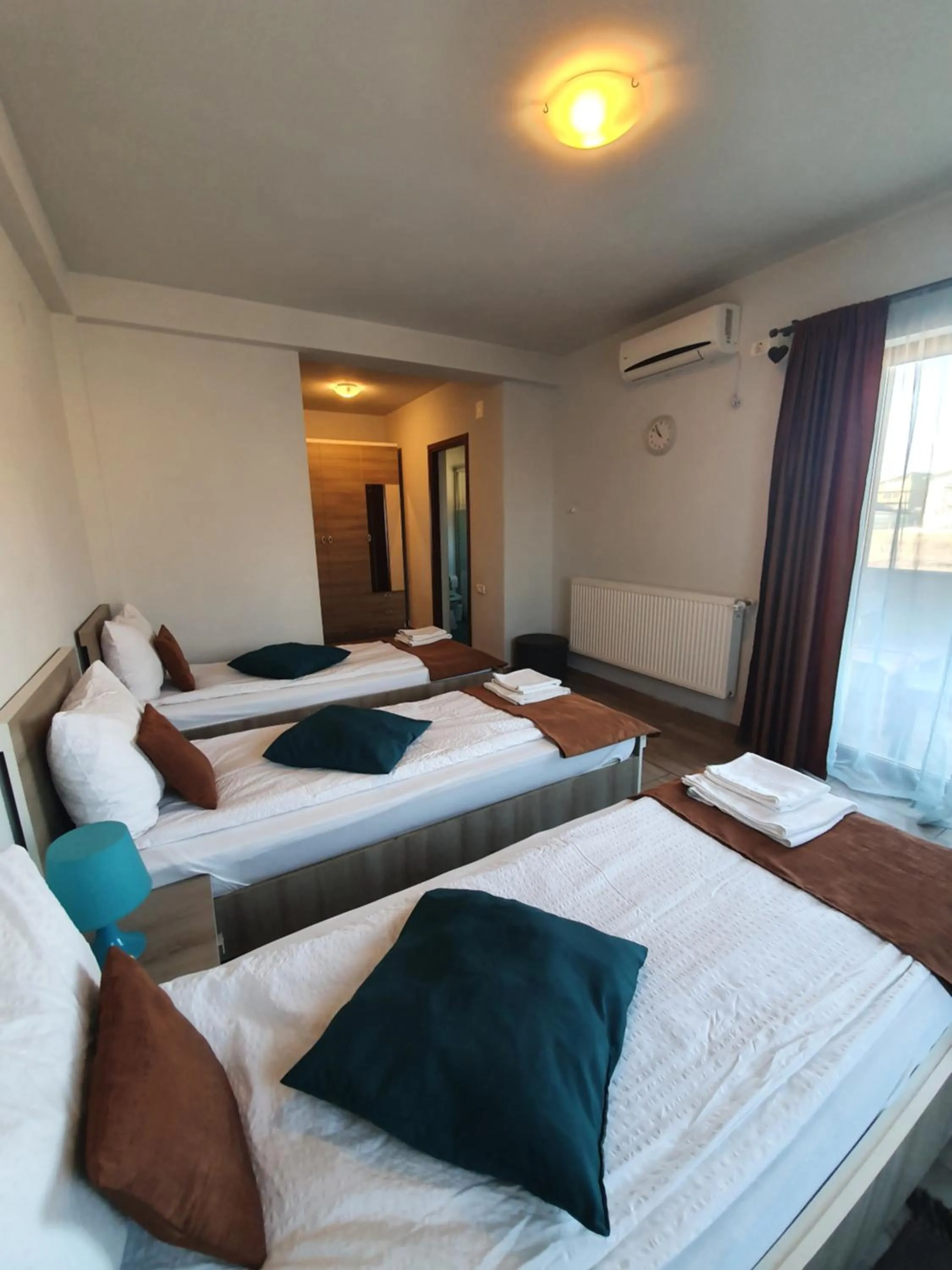 Bed in Sunny Family Vila Constanta