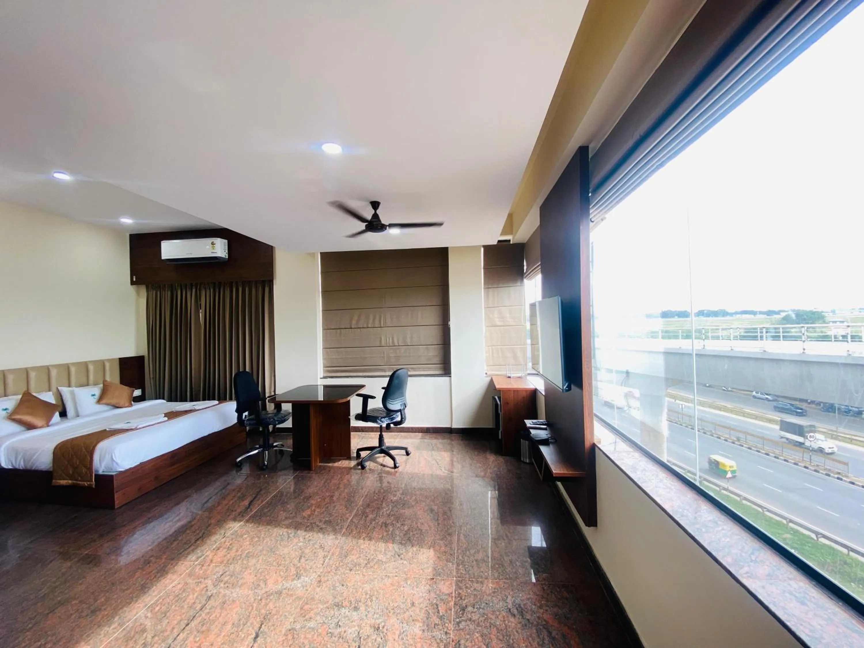 Photo of the whole room, Bed in Hotel Sahara Tree