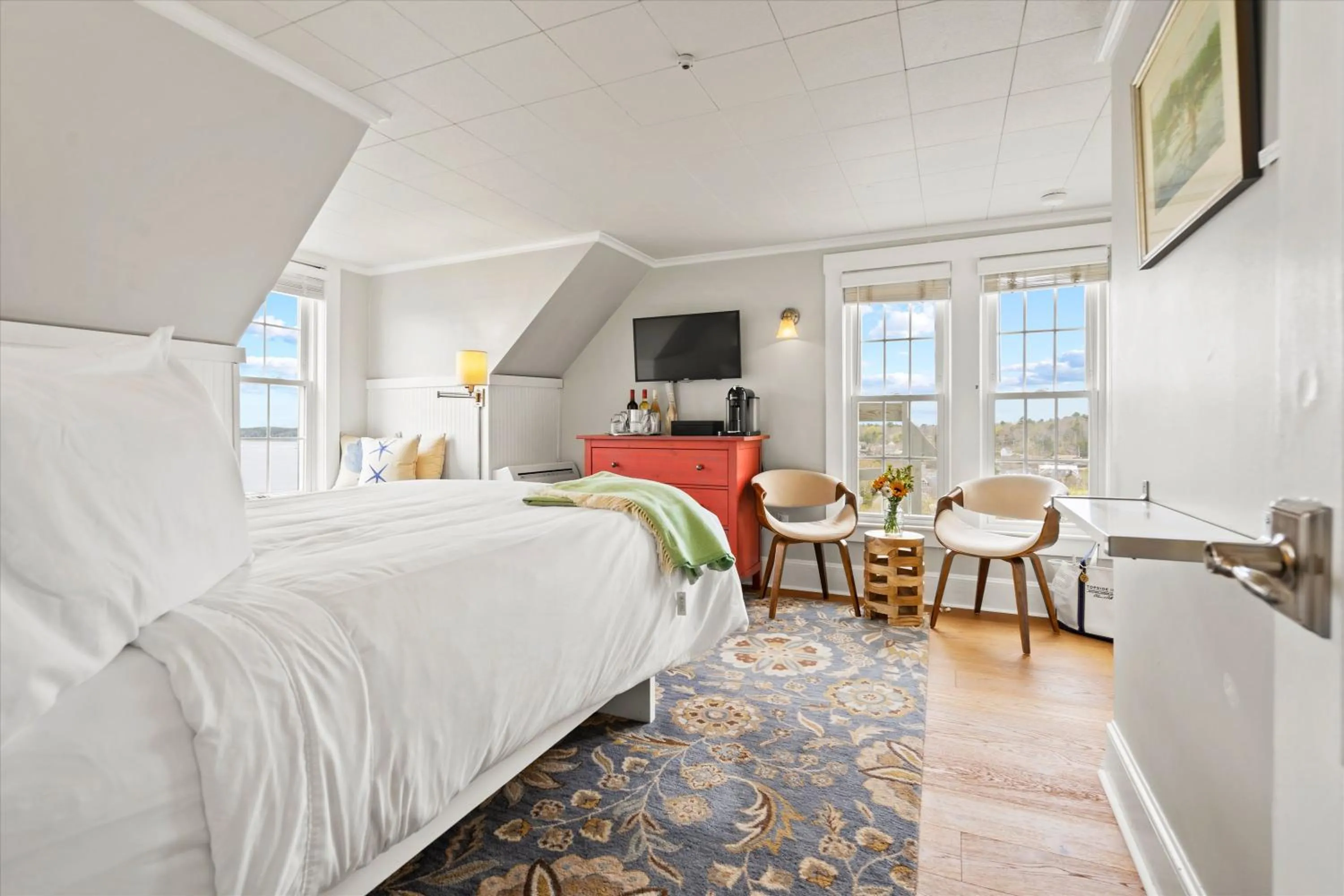 Deluxe Queen Room in Topside Inn