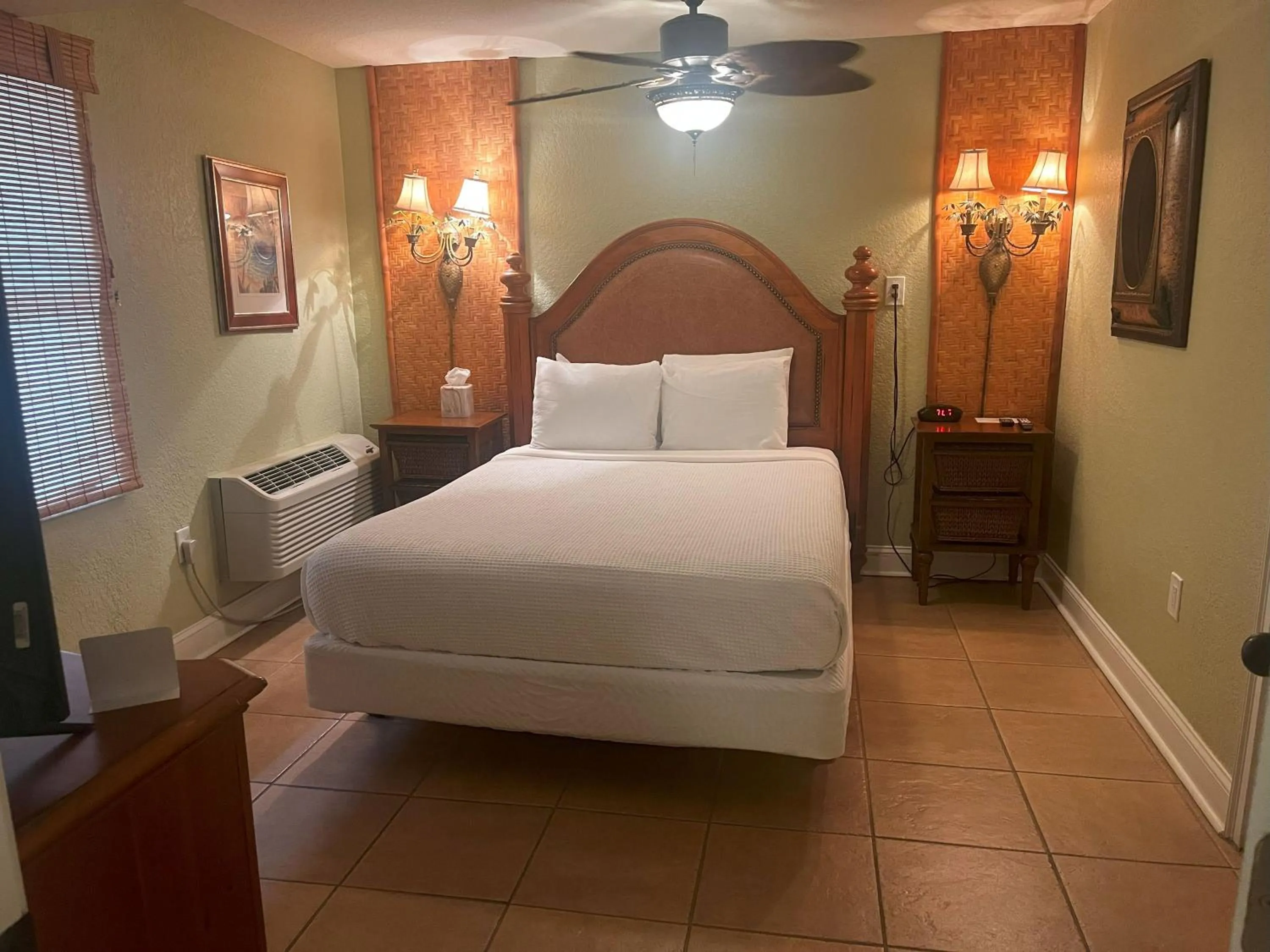 Bed in Beso Del Sol Resort