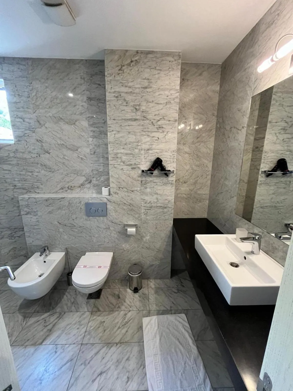 Toilet in Hotel Atina