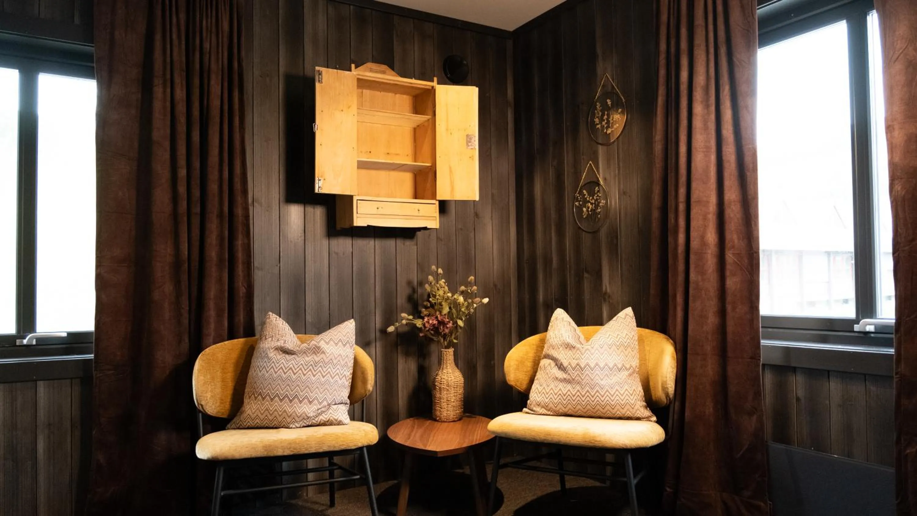 Seating area in Sov Lodge