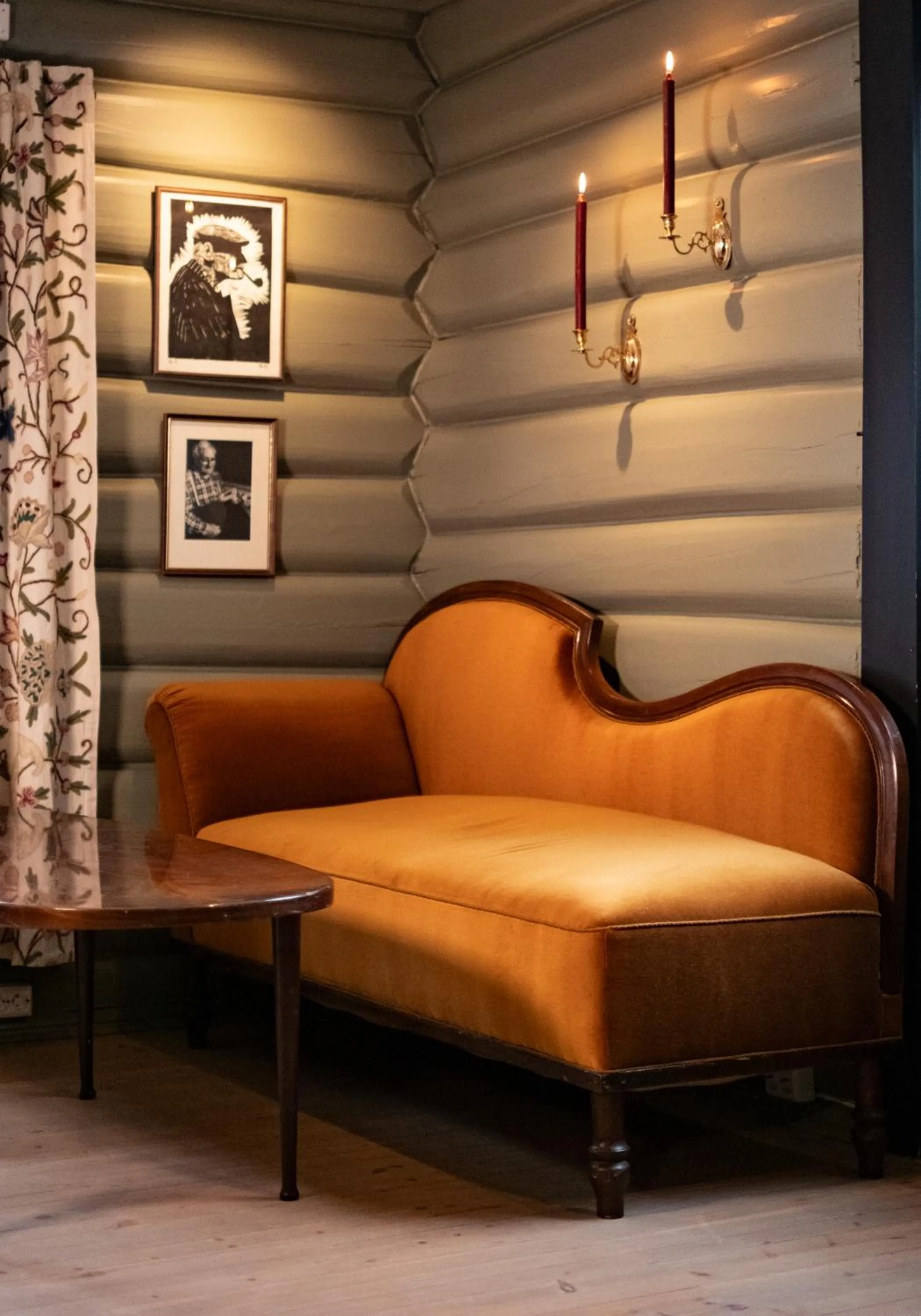 Communal lounge/ TV room in Sov Lodge