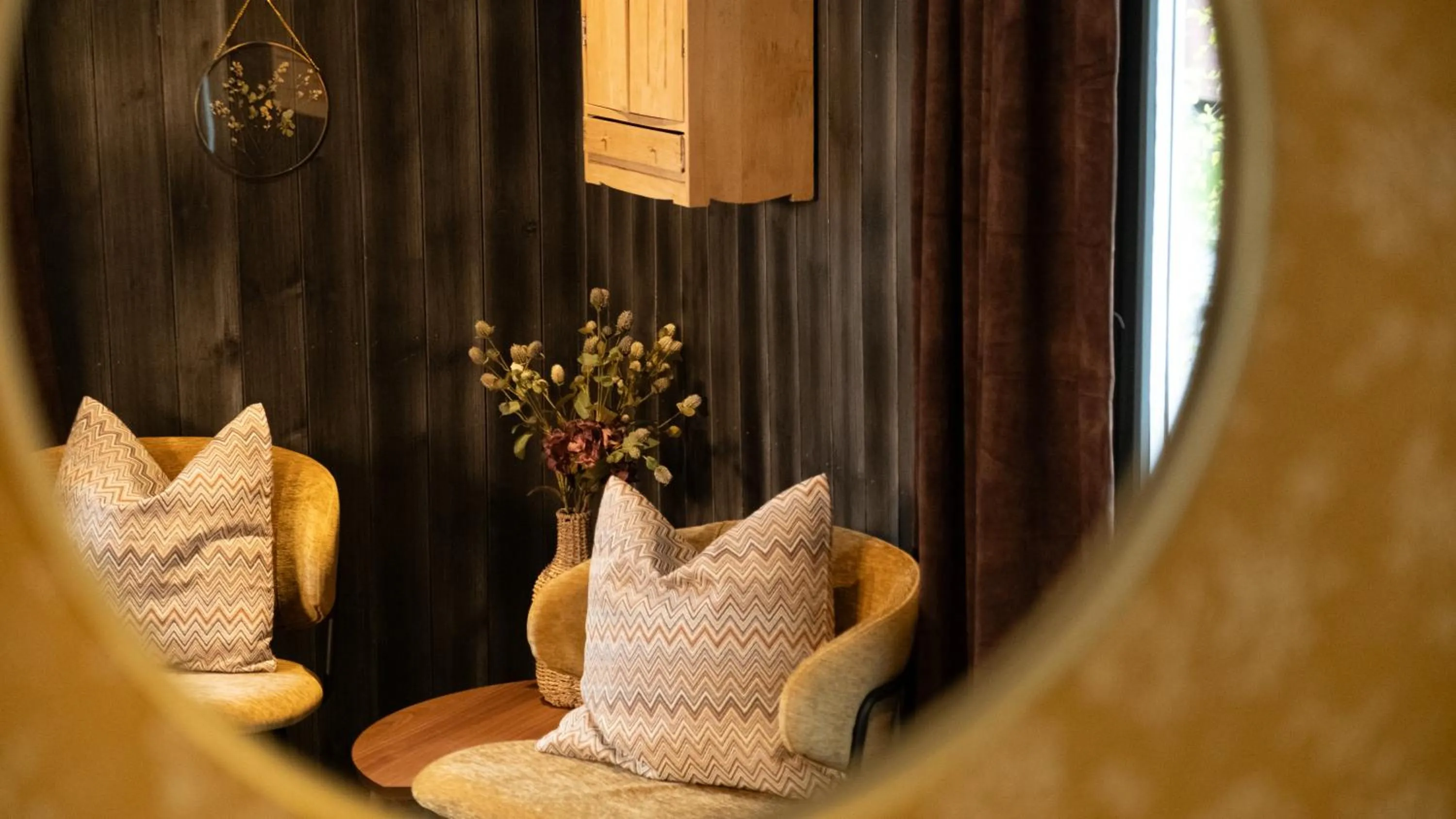 Seating area in Sov Lodge