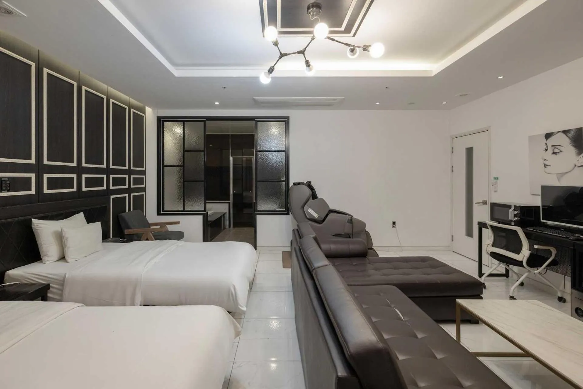 Photo of the whole room, Bed in Hotel Moon Cheonan ShinBuldang