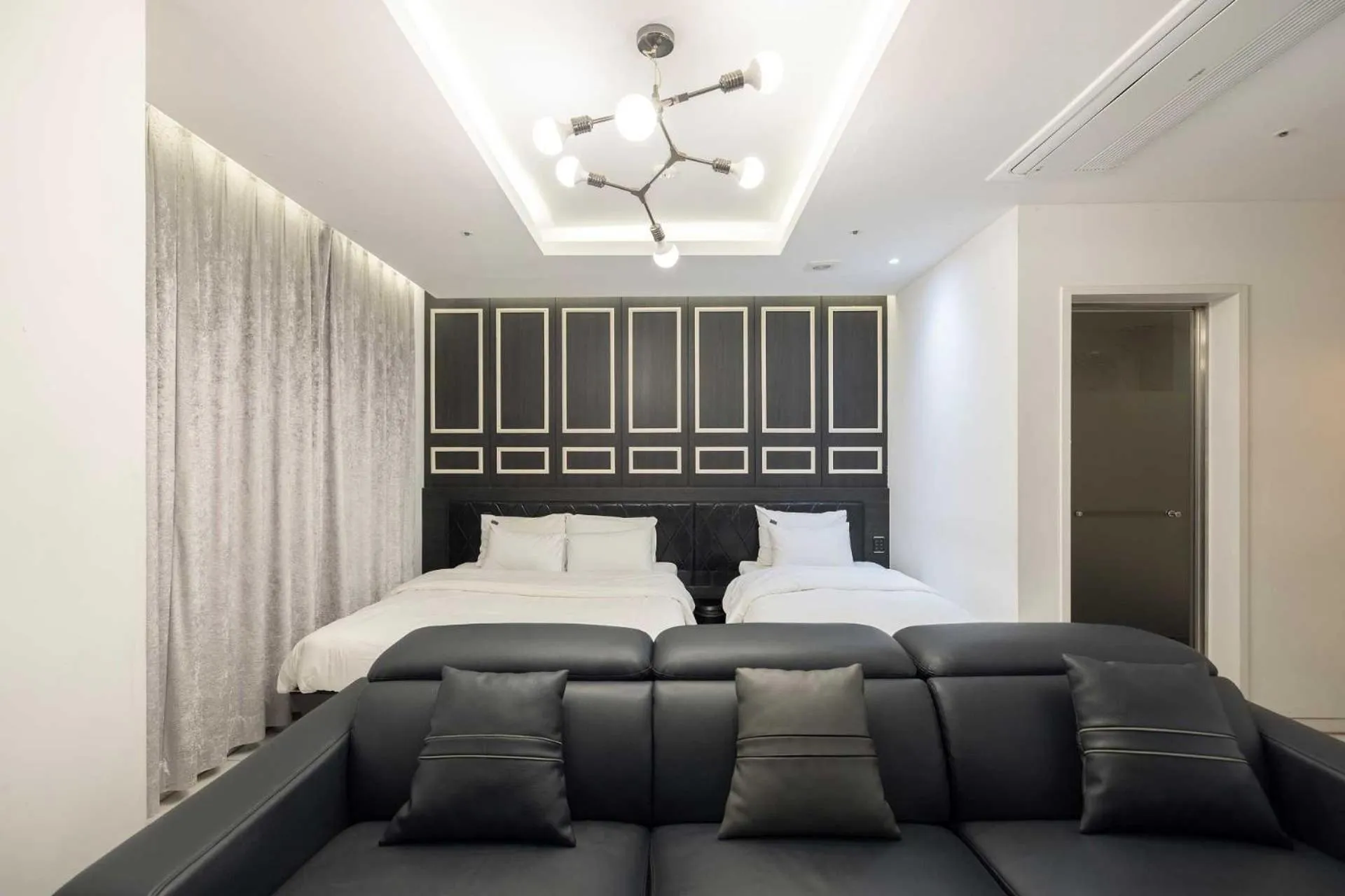 Seating area, Bed in Hotel Moon Cheonan ShinBuldang