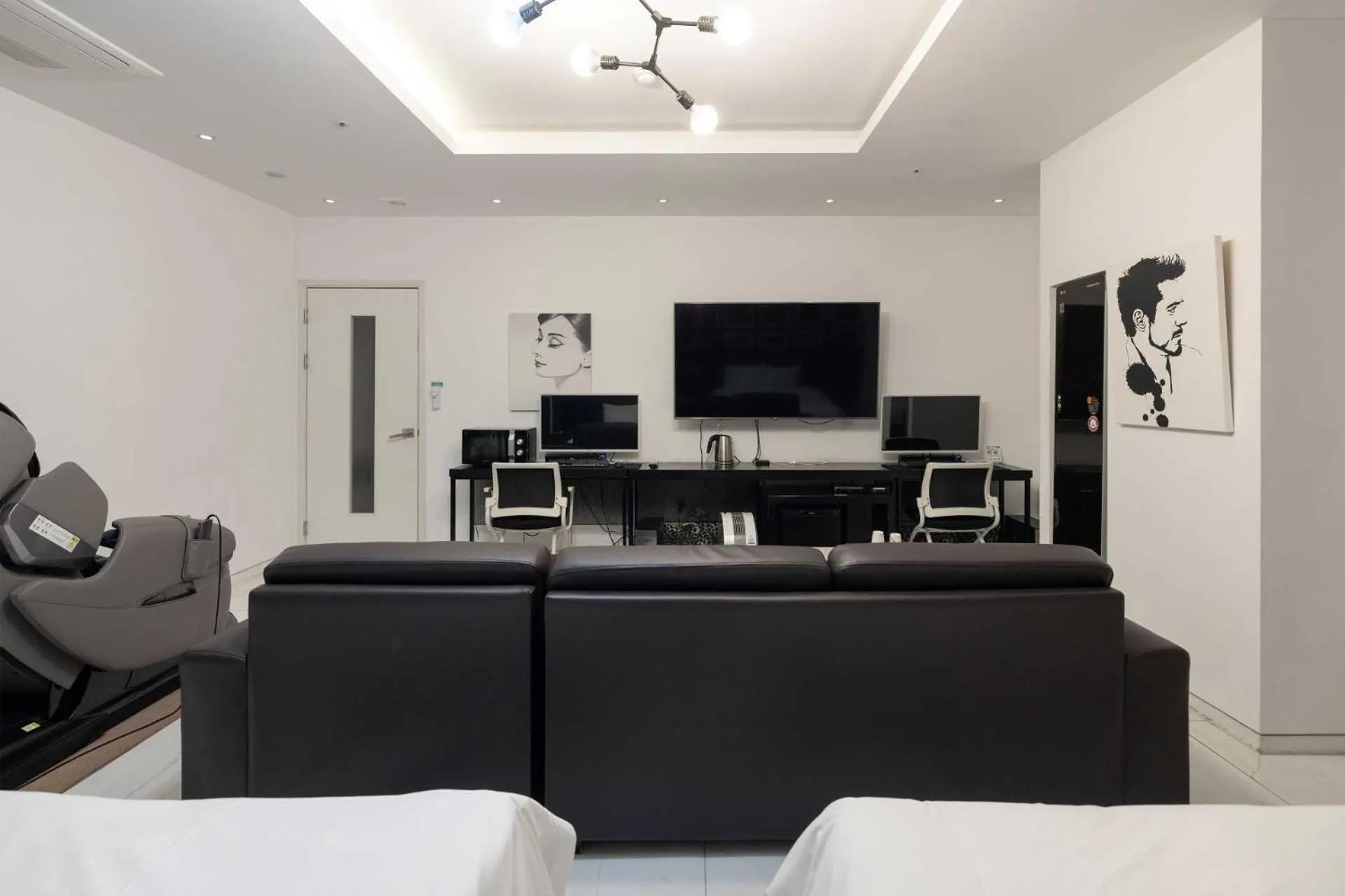 Evening entertainment in Hotel Moon Cheonan ShinBuldang