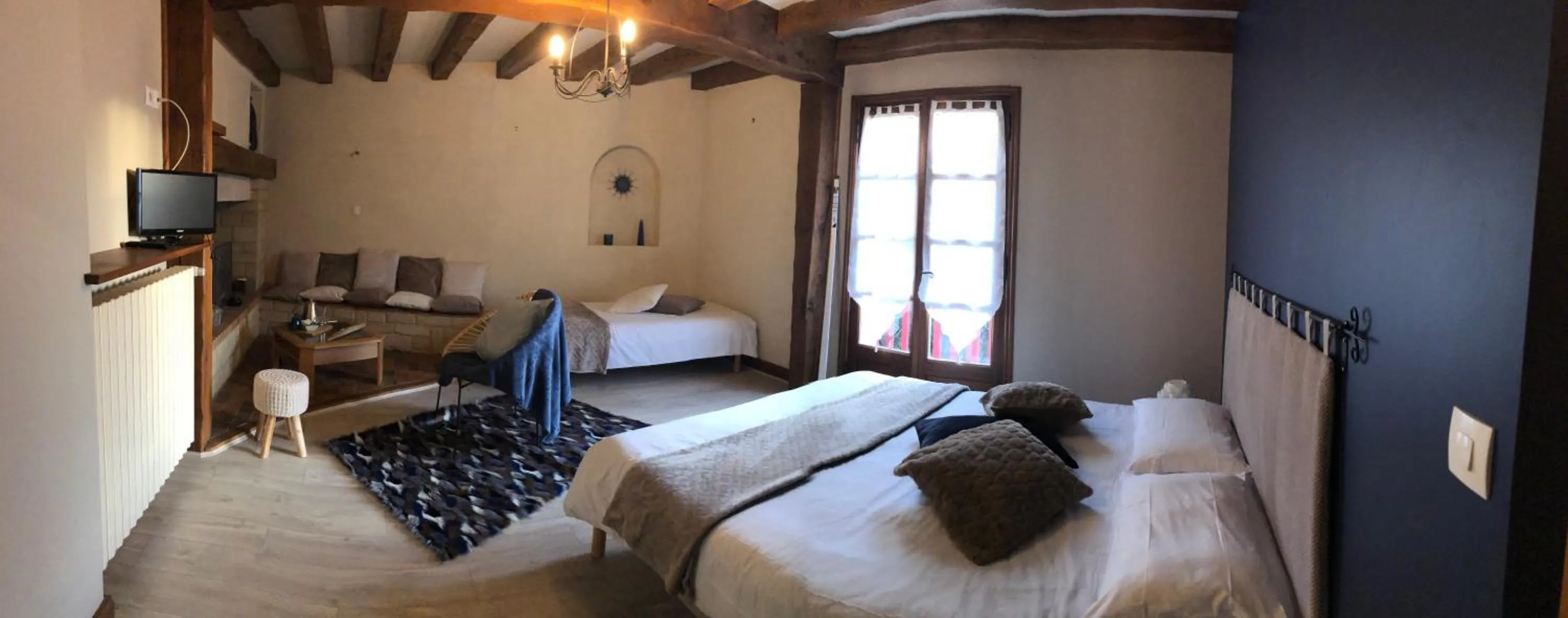 Photo of the whole room, Bed in Le Chai De La Rose SPA et Séances Bien être