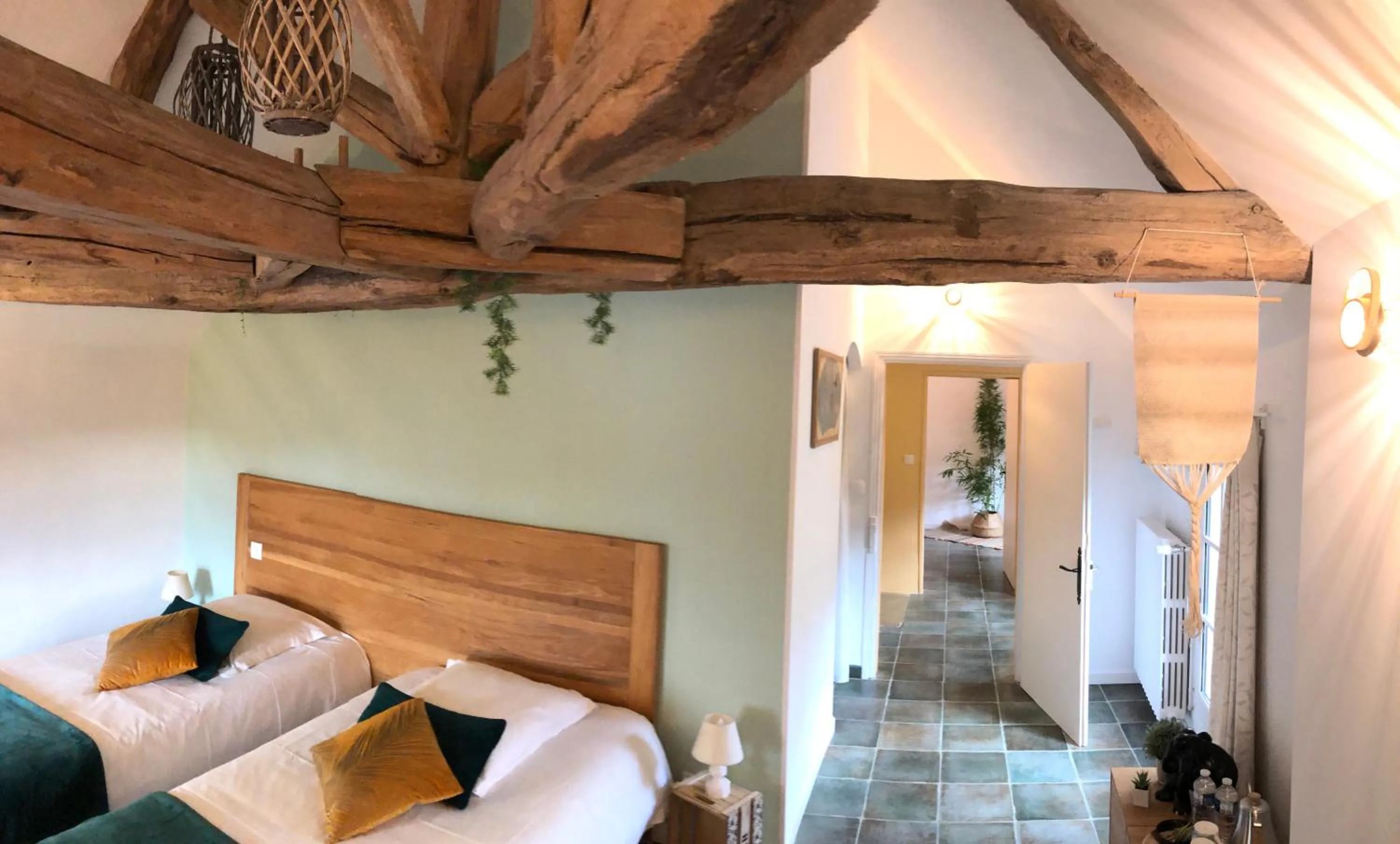 Photo of the whole room, Bed in Le Chai De La Rose SPA et Séances Bien être
