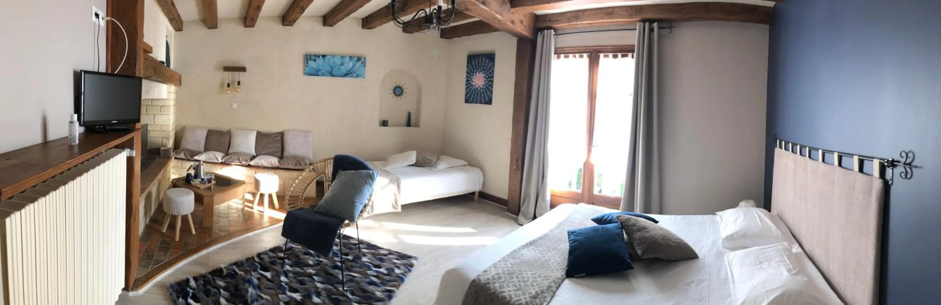 Seating area, Bed in Le Chai De La Rose SPA et Séances Bien être