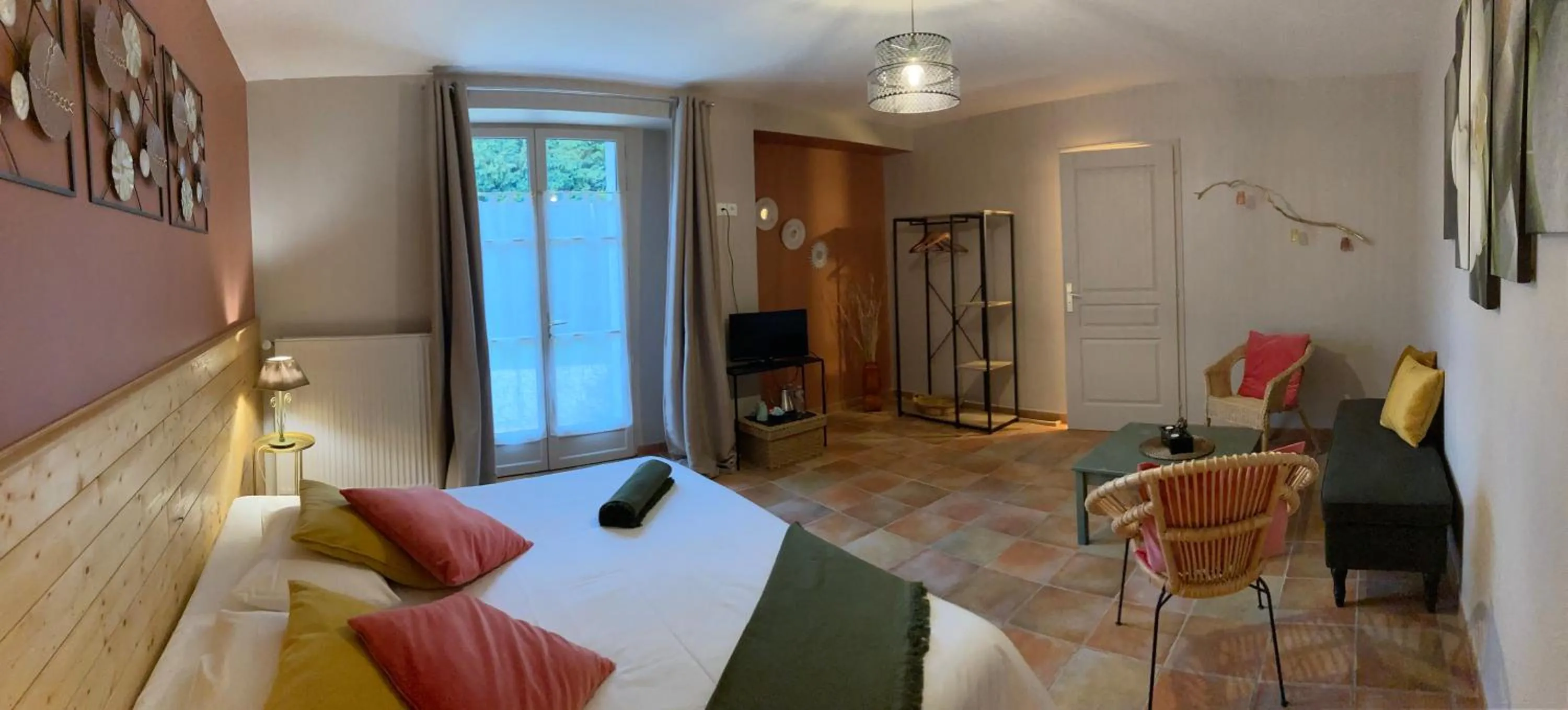 City view, Bed in Le Chai De La Rose SPA et Séances Bien être